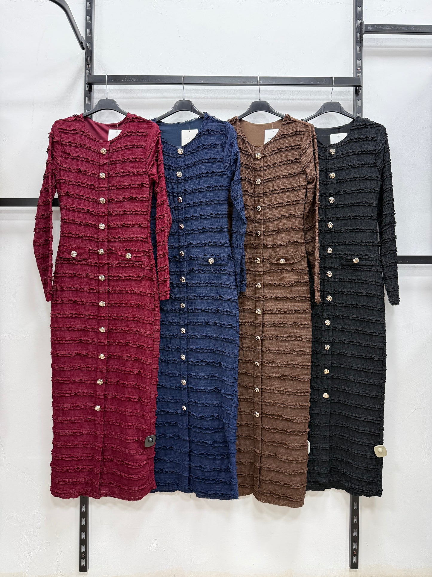 VESTITO LUNGO A MANICHE LUNGHE CON BOTTONI DORATI