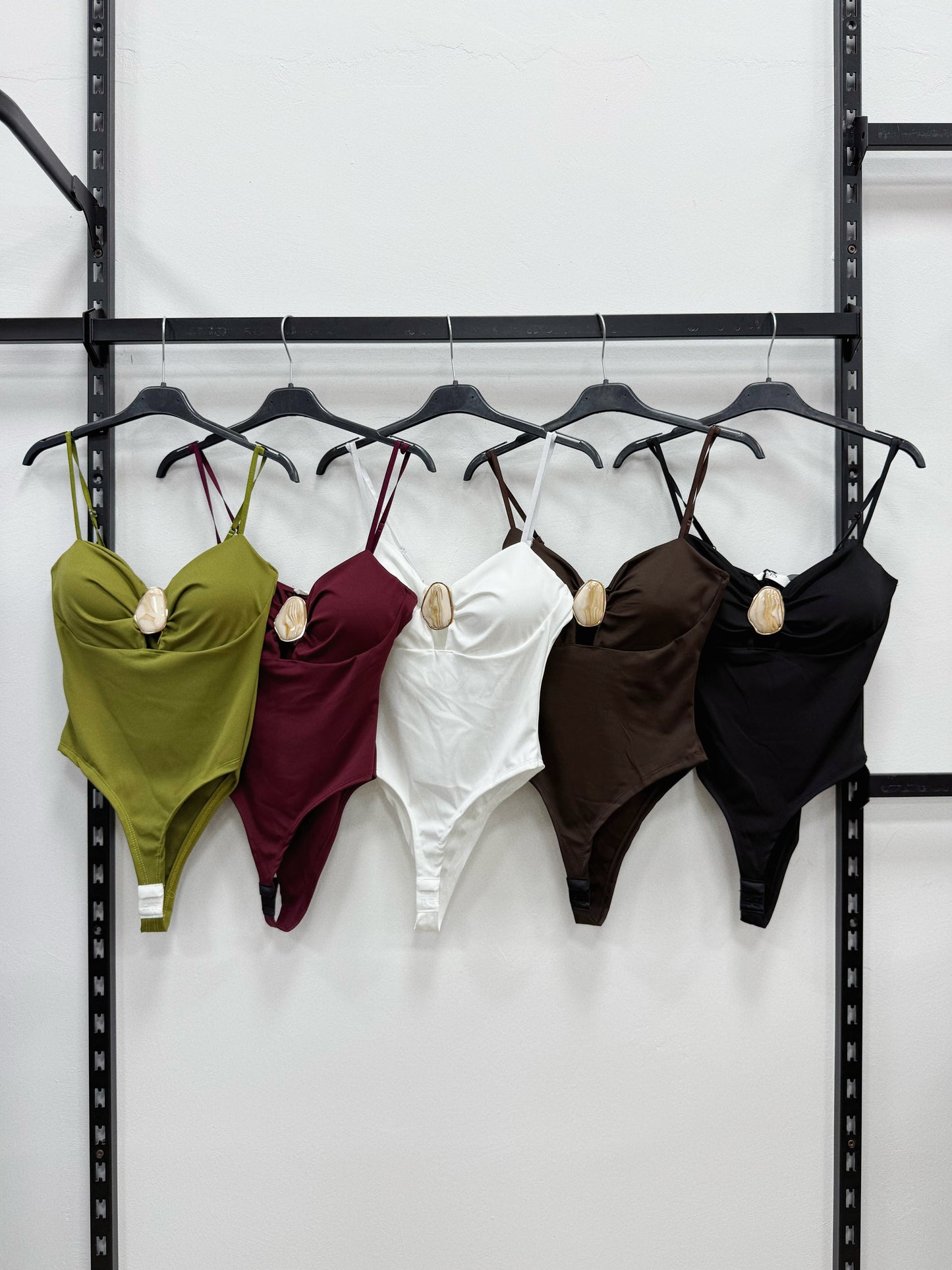 BODY CON COPPA CON DETTAGLI PIETRA PANNA