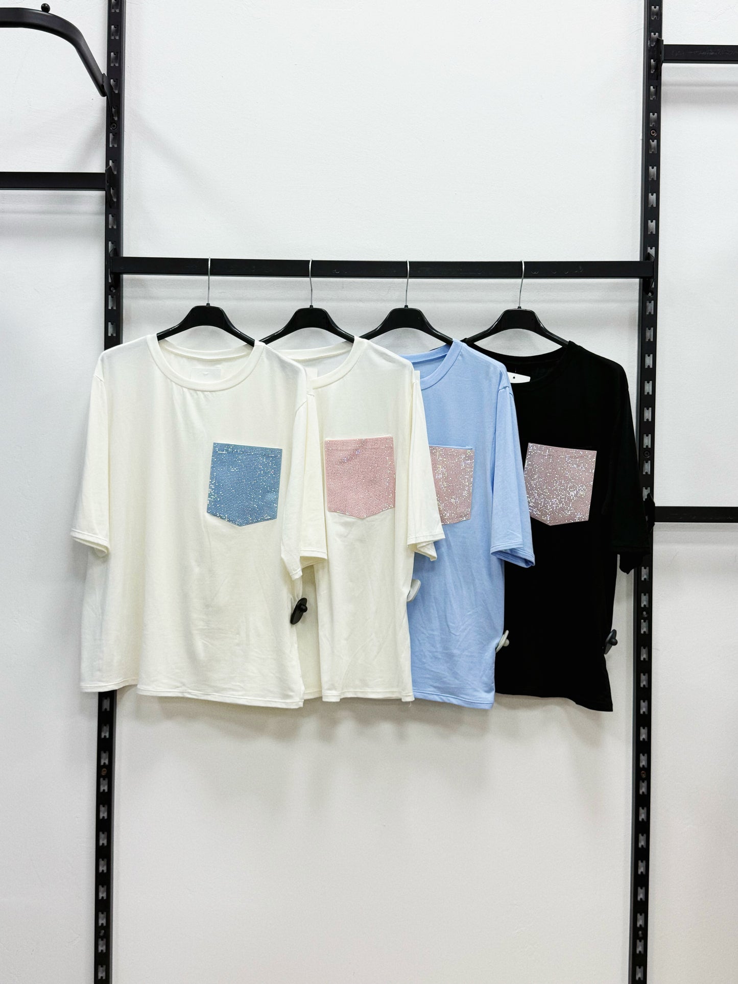 T-SHIRT CON TASCA CON BRILLANTINI OVERSIZE