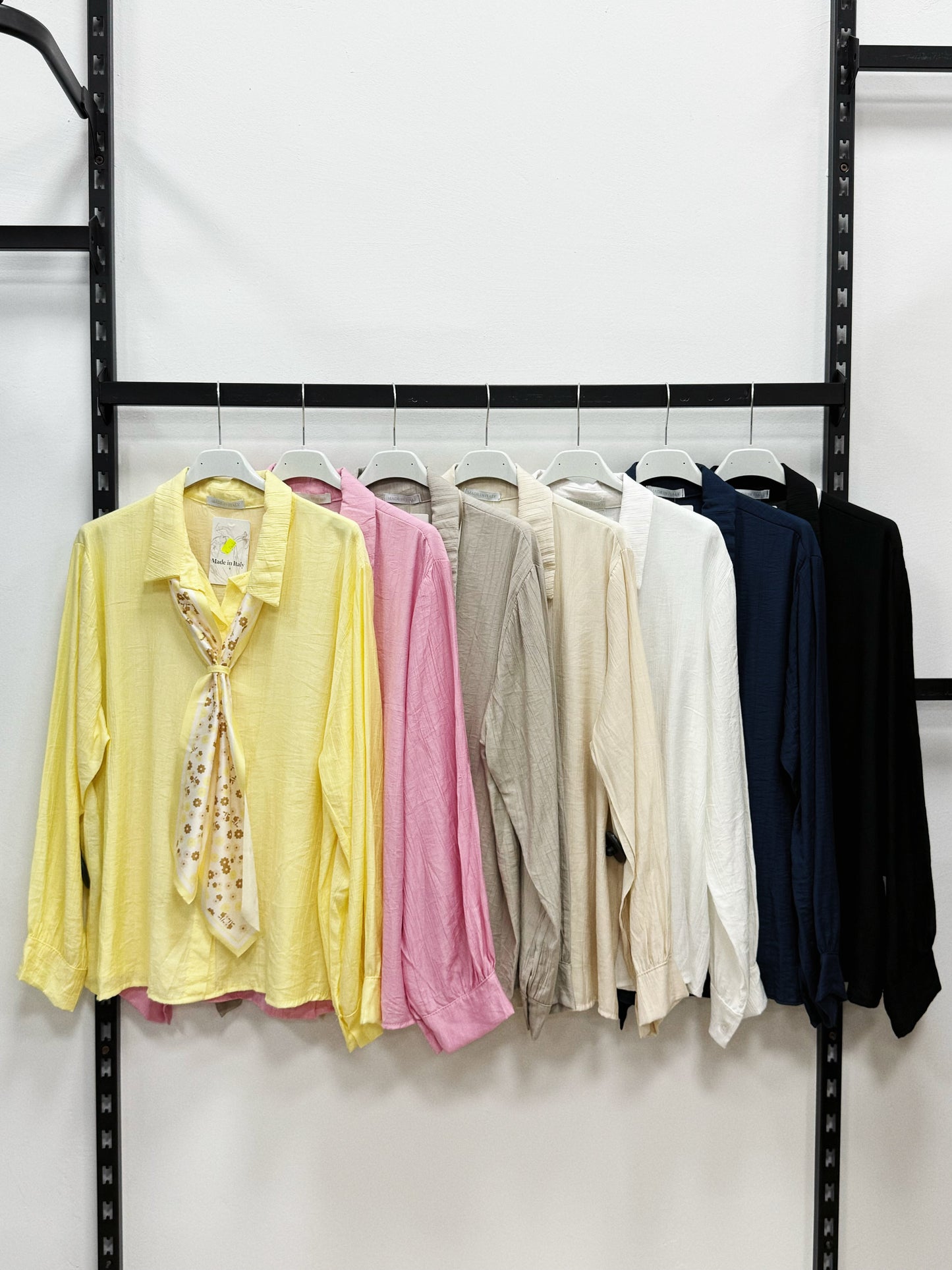 CAMICIA BASIC CON FOULARD DI RASO A FANTASIA