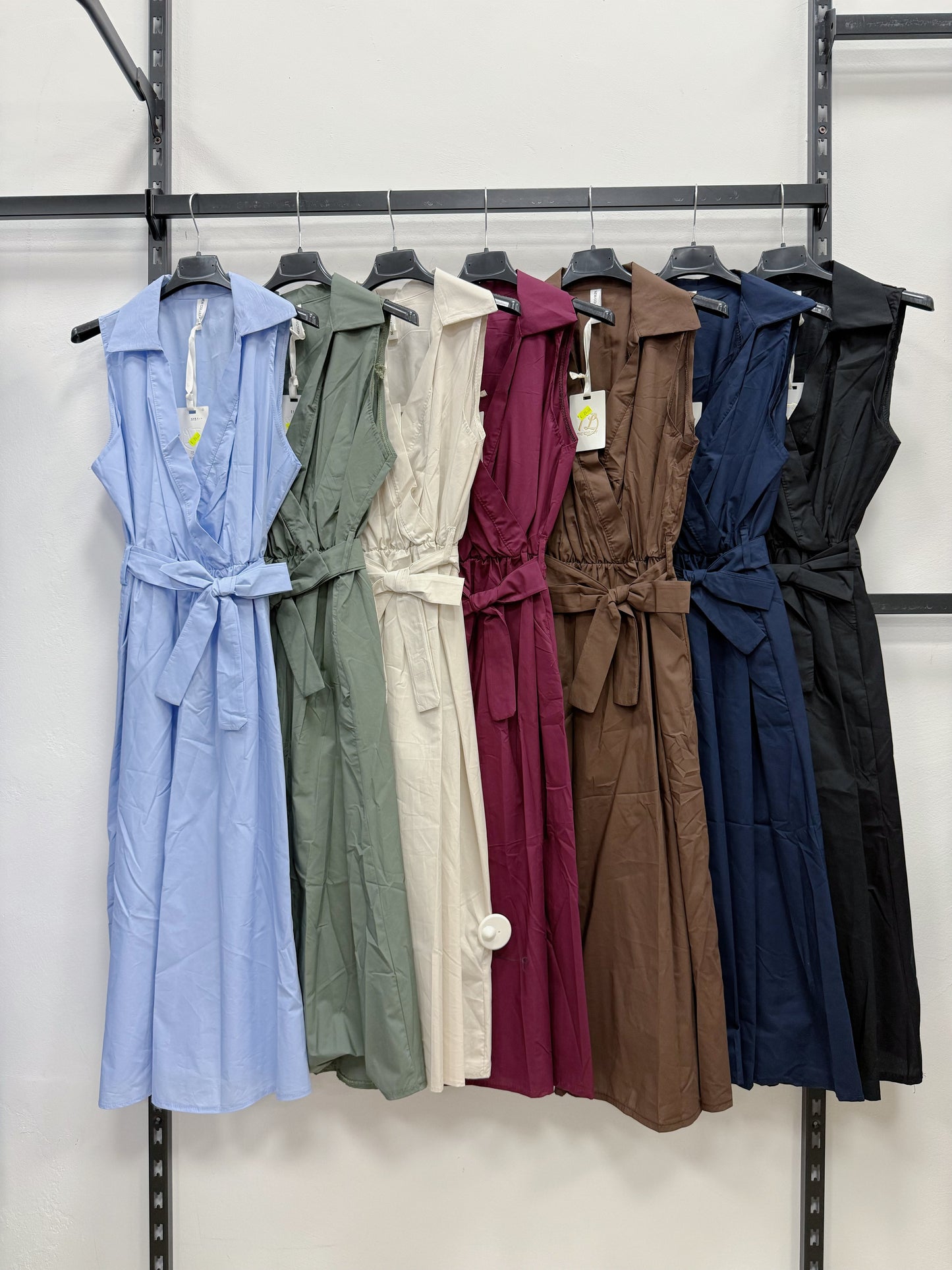 VESTITO LUNGHEZZA SOTTO GINOCCHIO SCOLLATO A COLLETTA