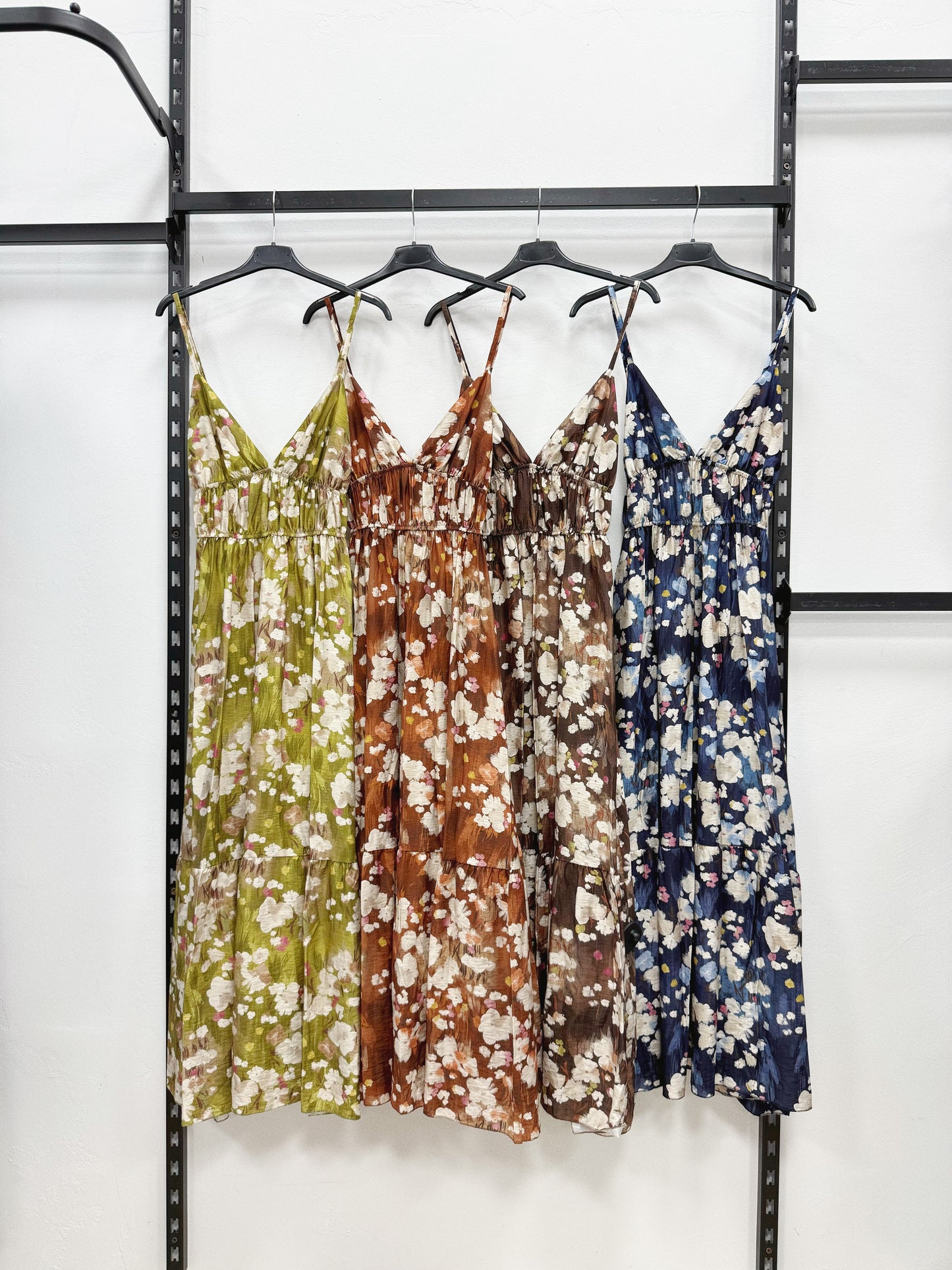 VESTITO LUNGO A BRETELLE SOTTILI A FIORI