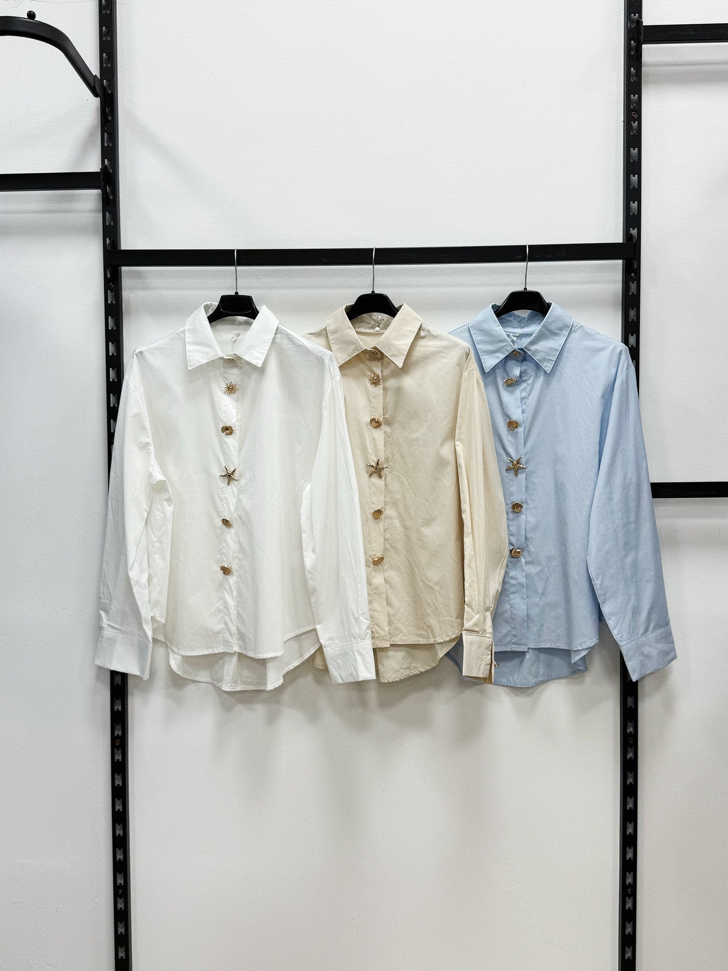 CAMICIA CON BOTTONI DORATI FORMA CONCHIGLIE