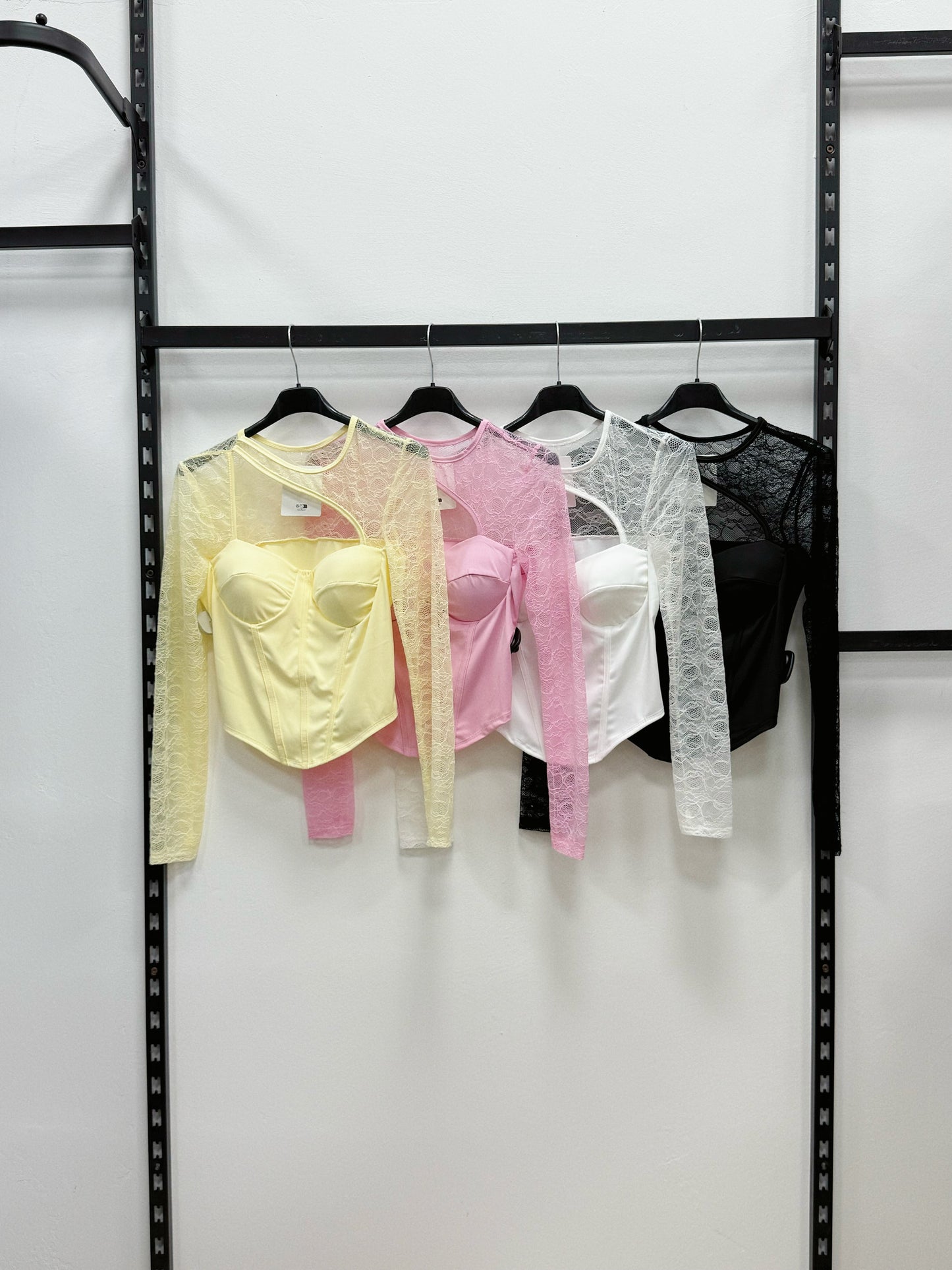 TOP SCOPERTO CON PIZZO