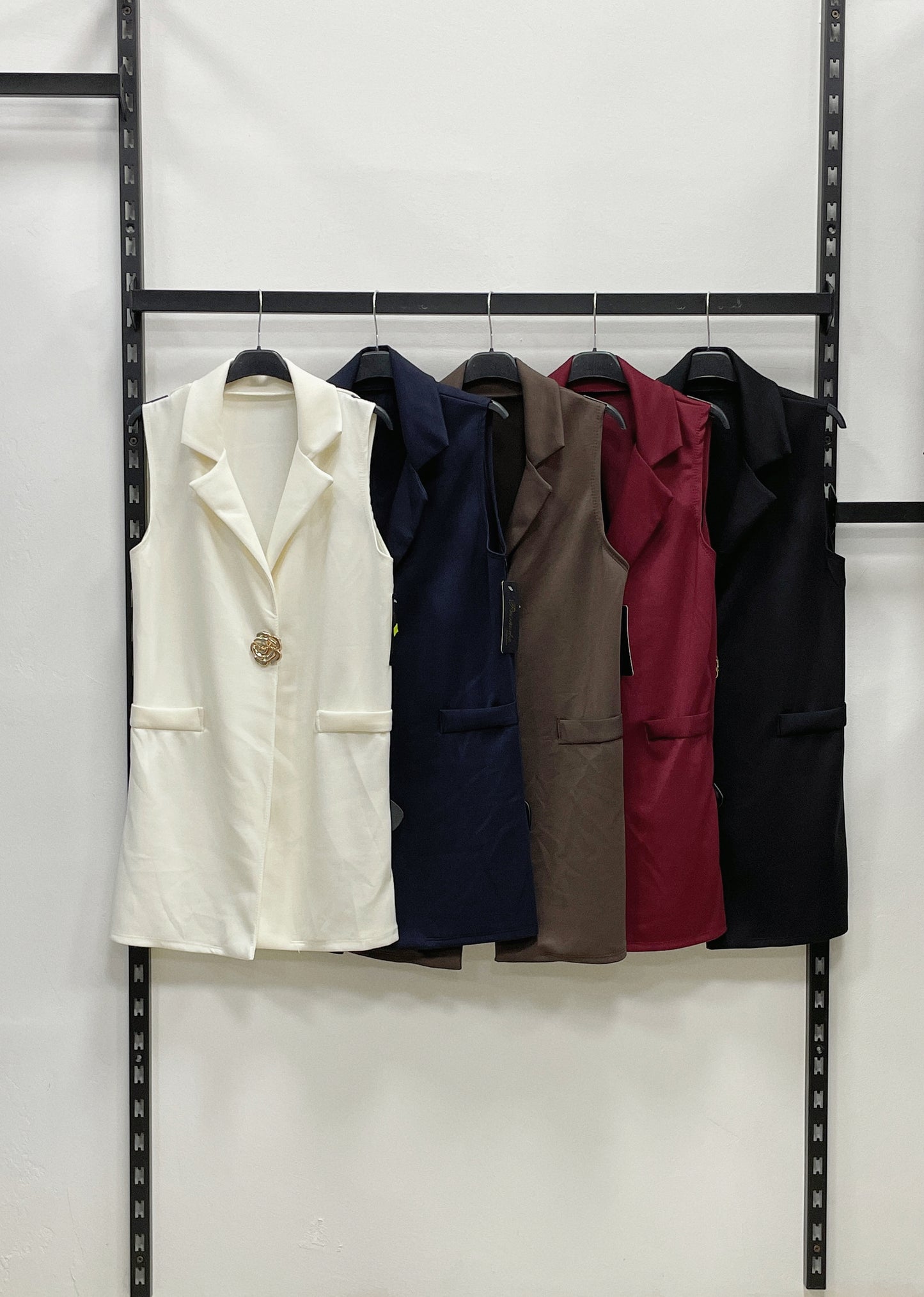 GILET LUNGO CON BOTTONE FORMA ROSA