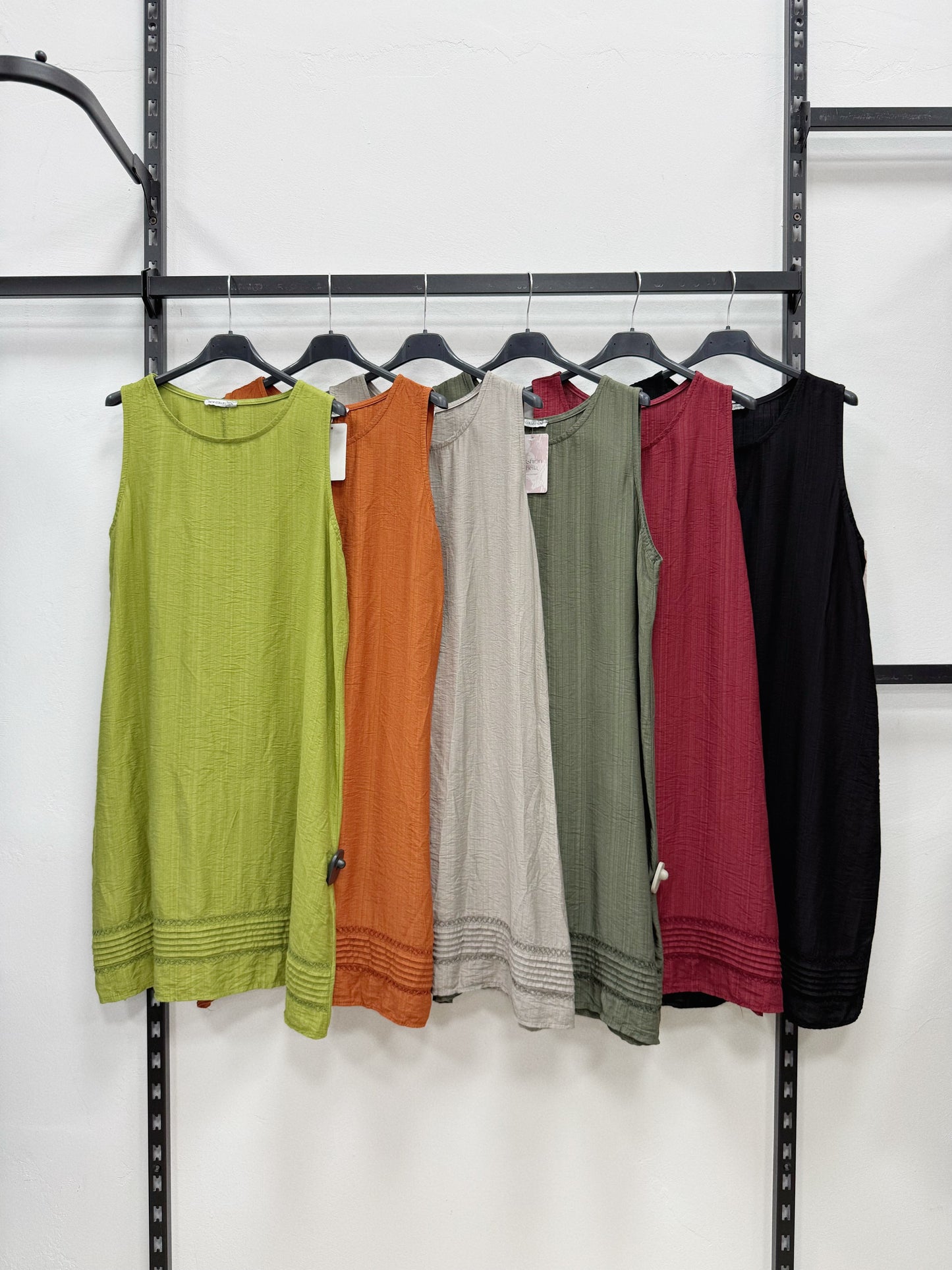 VESTITO CON PIEGHE E TRECCIA