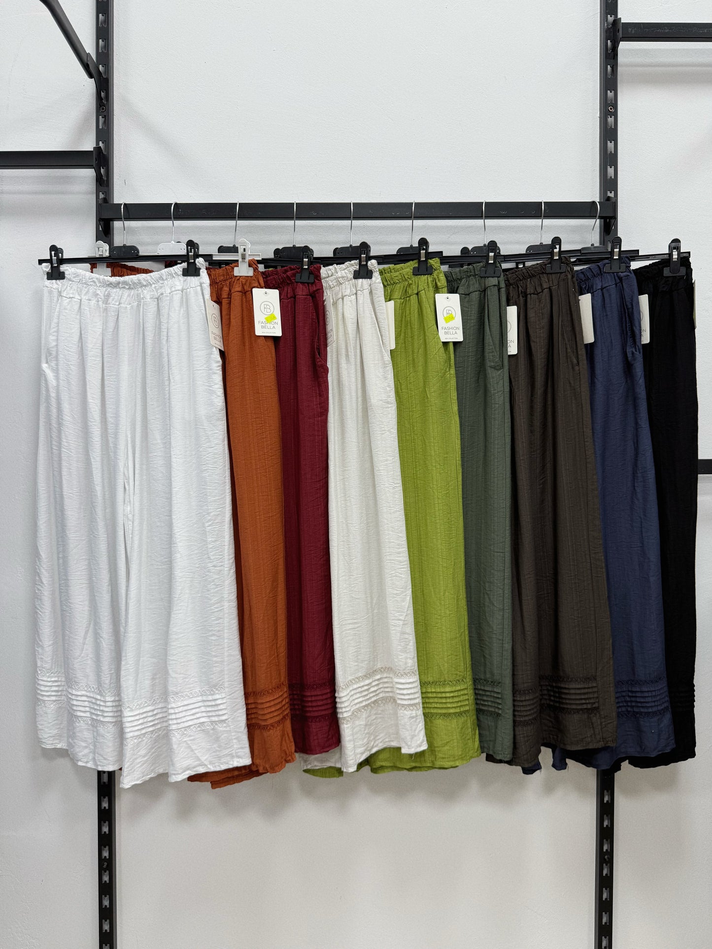 PANTALONE ALLA CAVIGLIA CON PIEGHE E TRECCIA