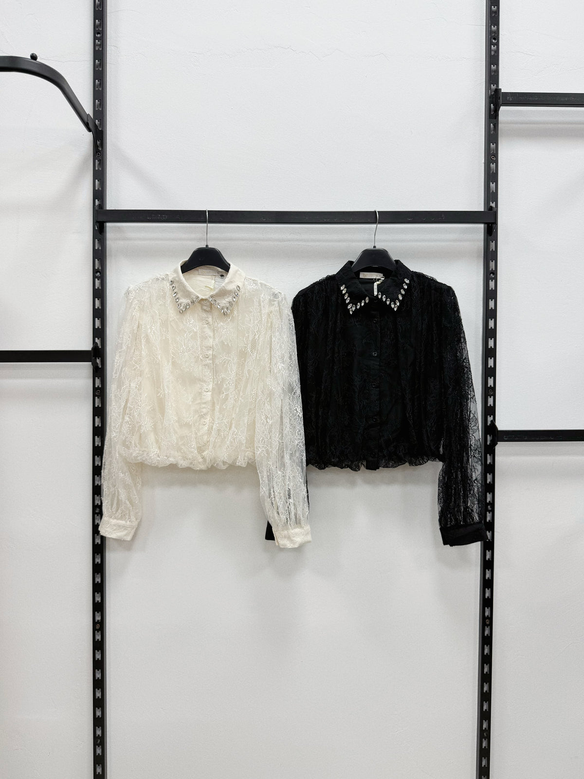 CAMICIA DI PIZZO CON COLLETTO CON ZIRCONI