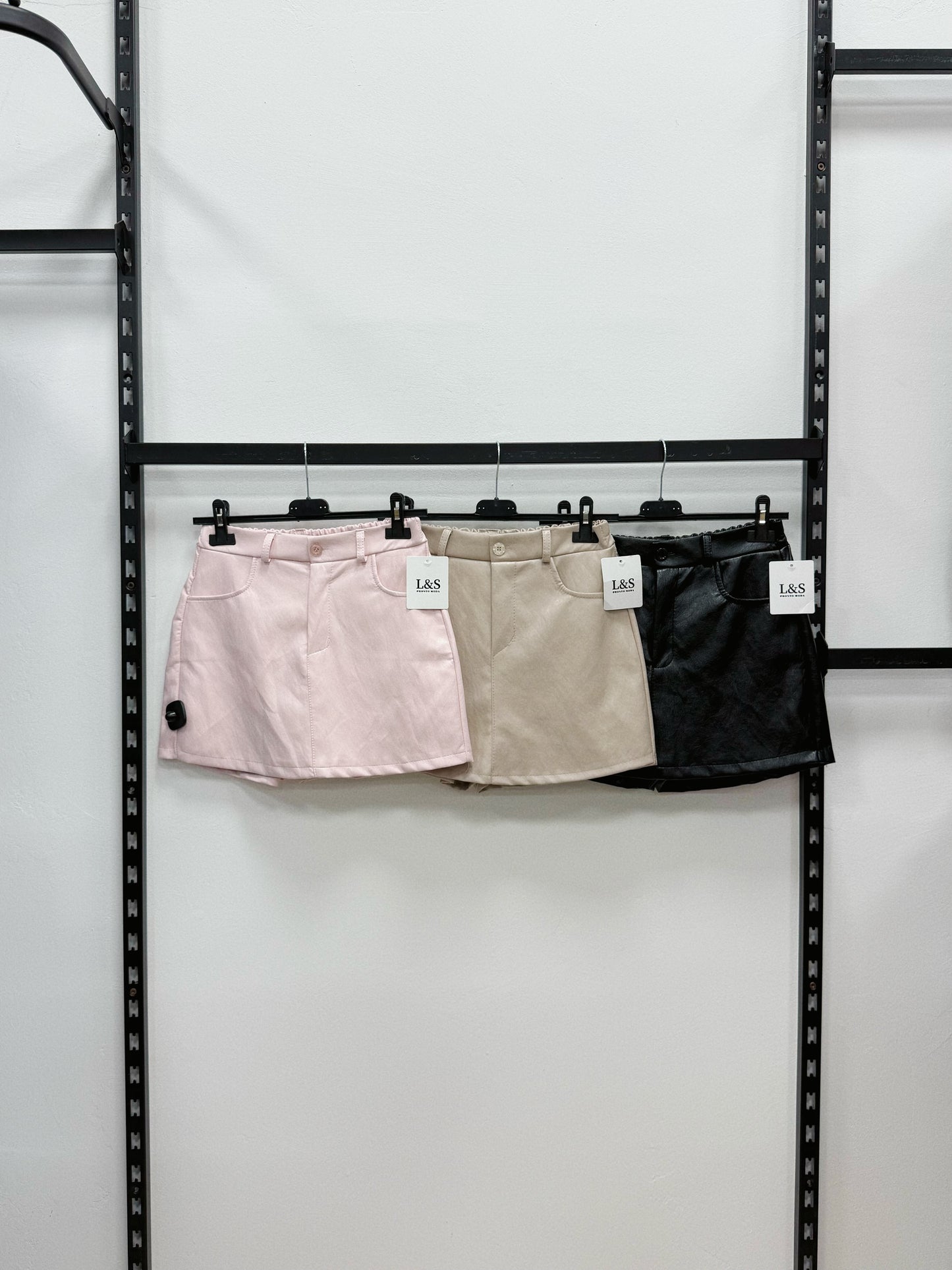 SHORT IN ECO PELLE A PANTALONCINO