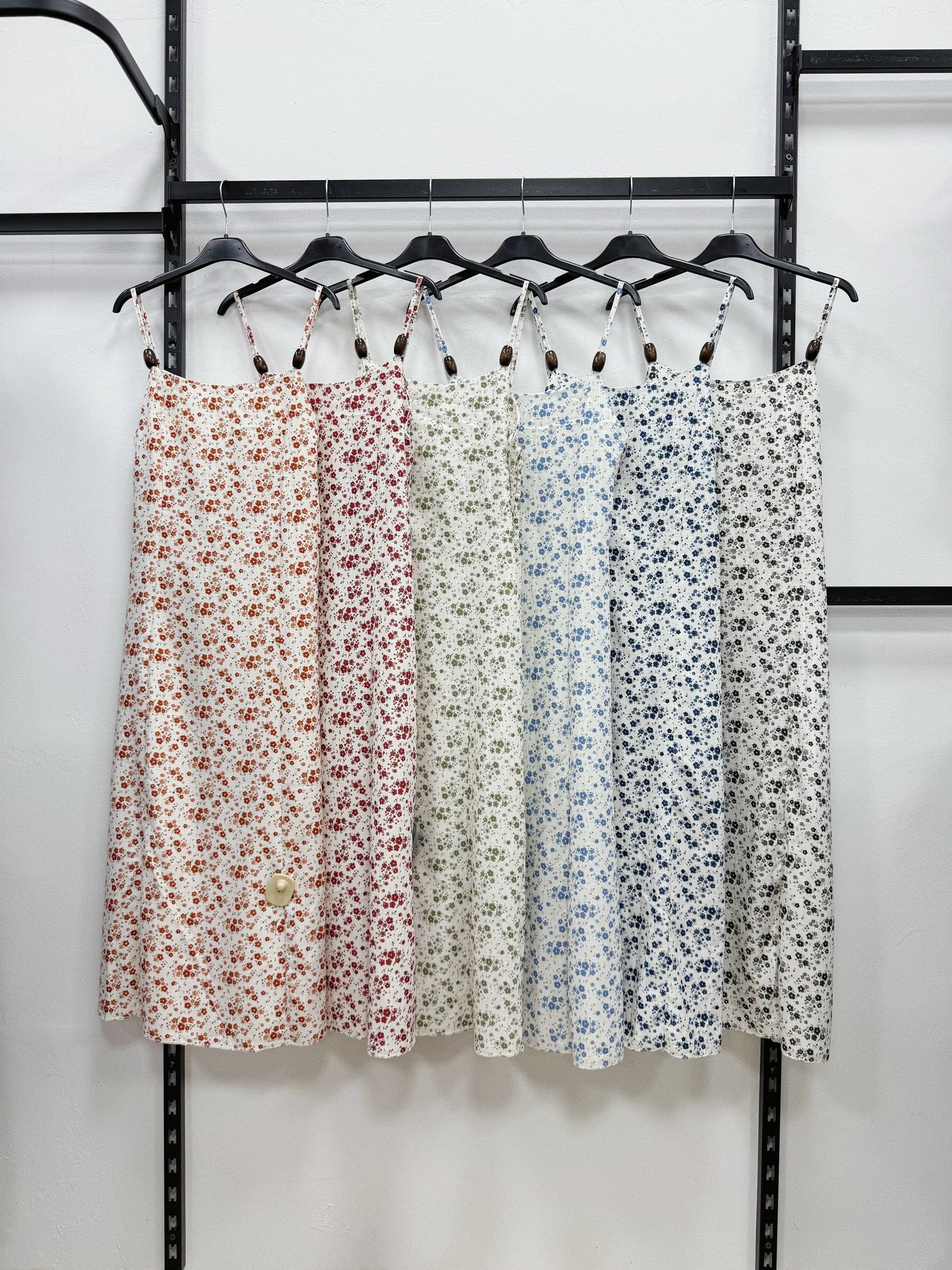 VESTITO LUNGO A FIORI A BRETELLE CON PALLINE DI LEGNO