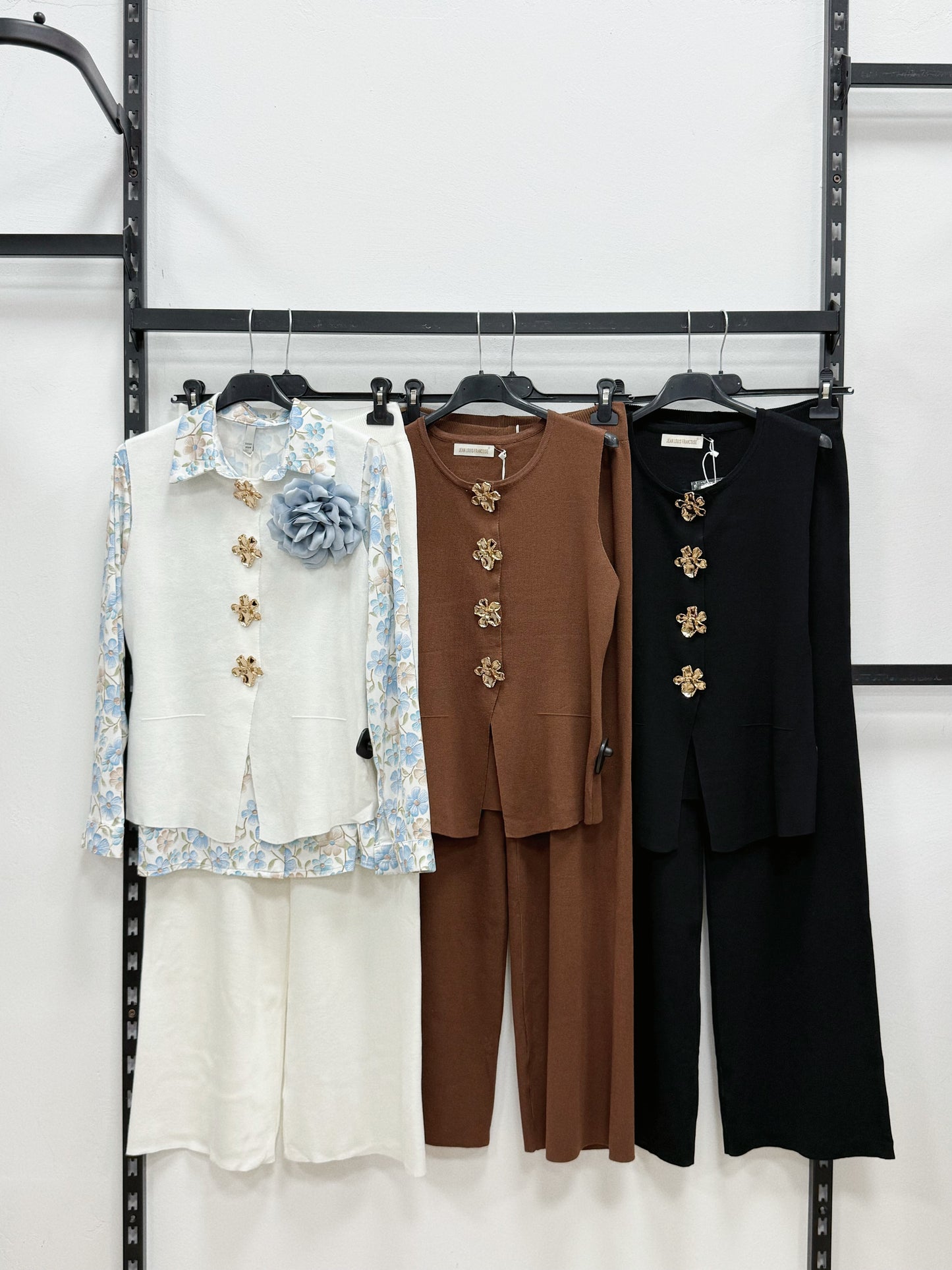 SET DI VISCOSA GILET CON BOTTONI FIORI E PANTALONE A GAMBE LARGHE E DRITTA