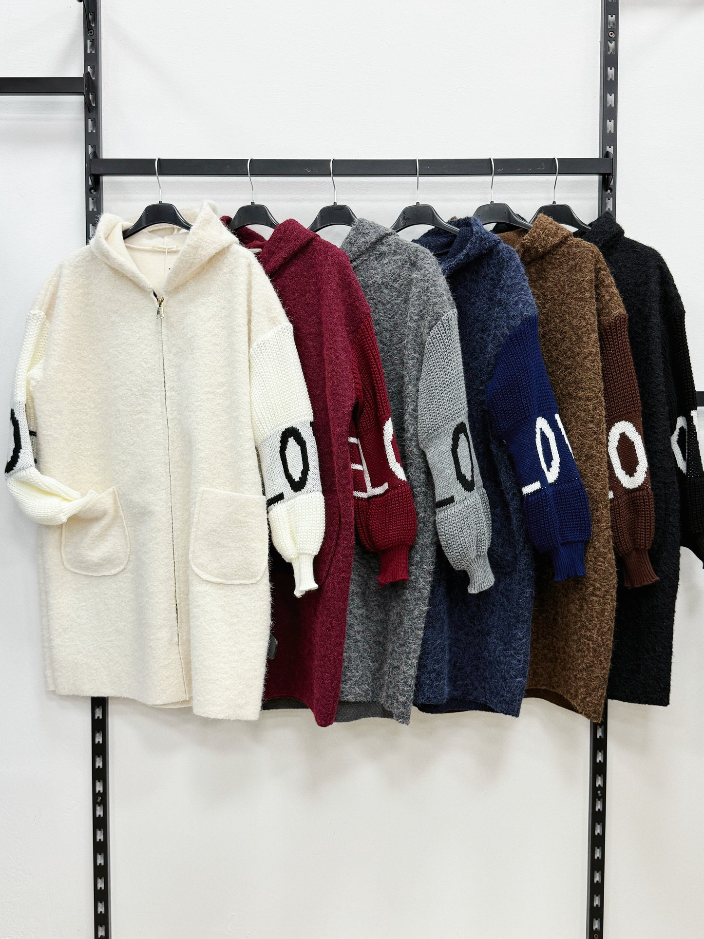 CAPPOTTO CON CAPPUCCIO A CHIUSURA CON CERNIERA