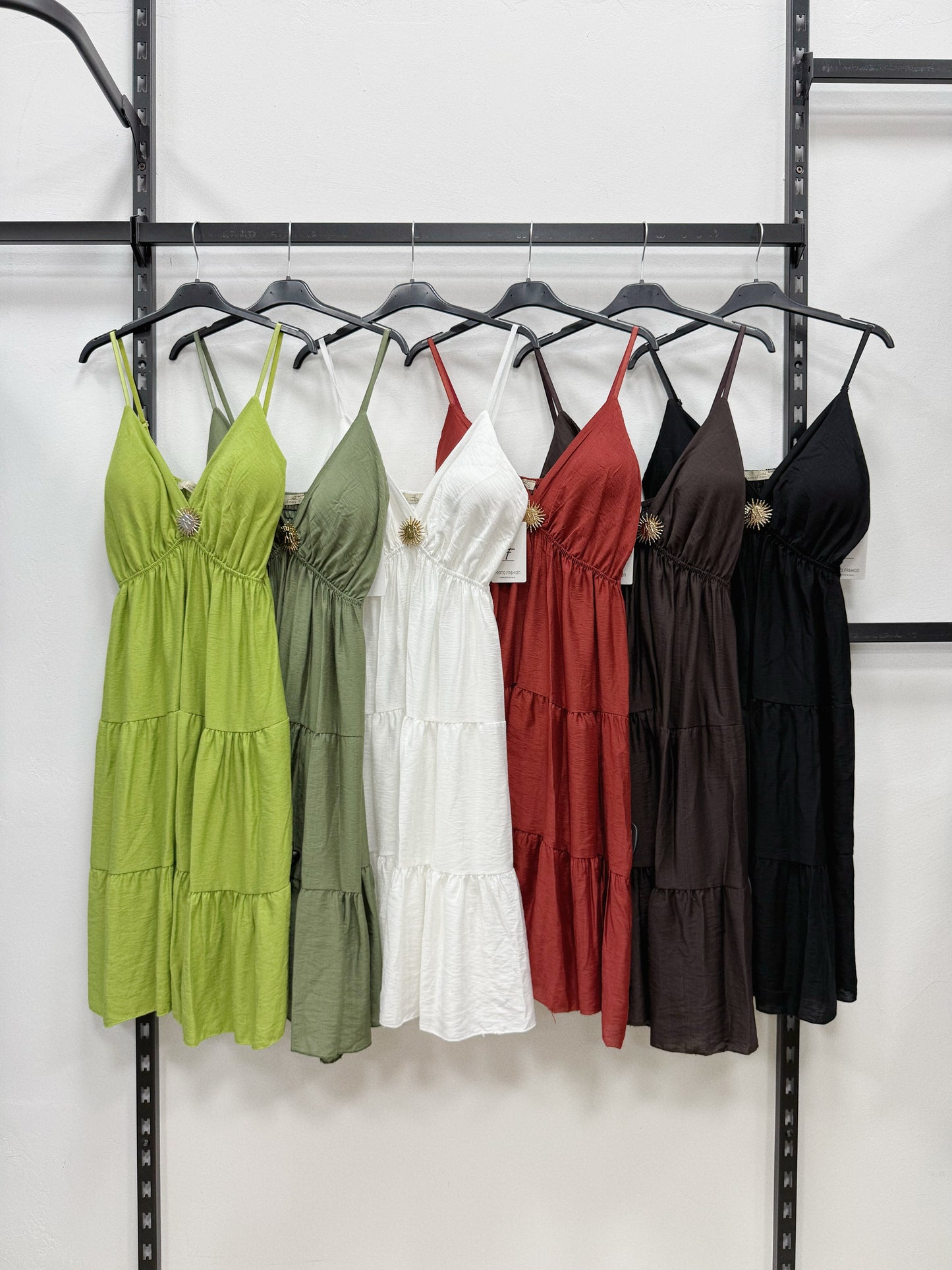 VESTITO A BRETELLE REGOLABILI CON COPPE SCOLLO V