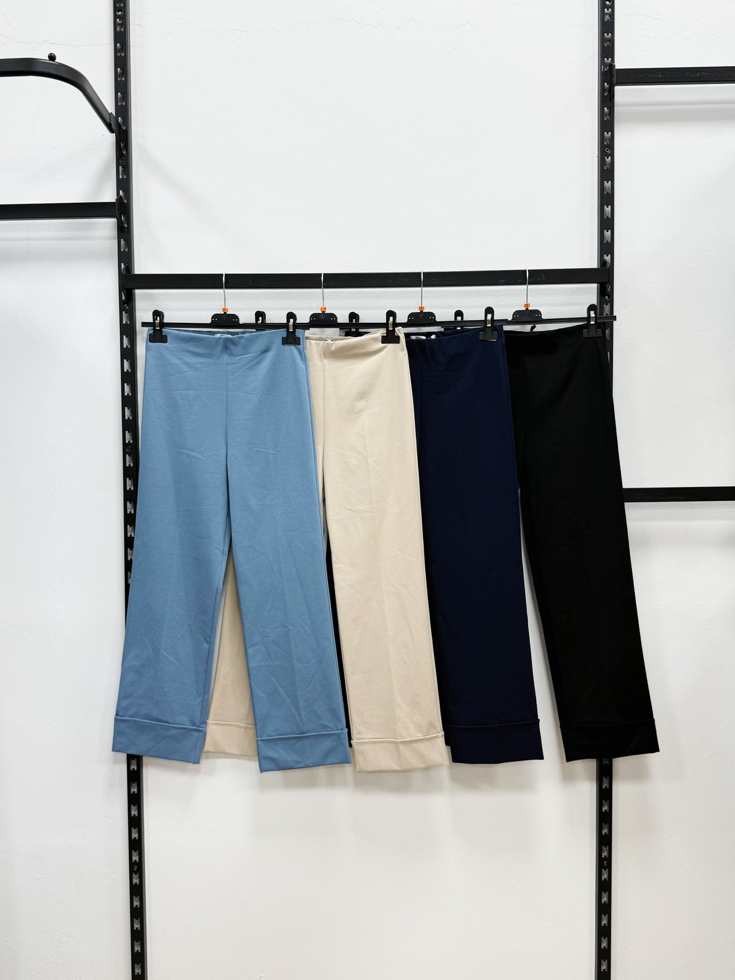 PANTALONE CON SVOLTE A GAMBA DRITTA