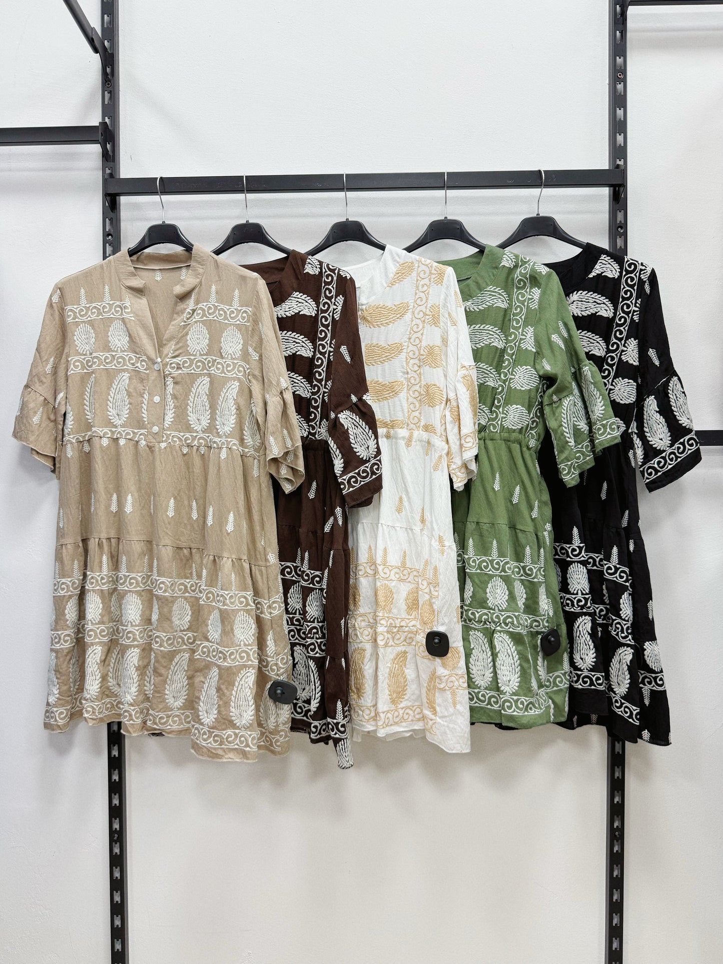 VESTITO CON RICAMATO A MANICHE CORTE