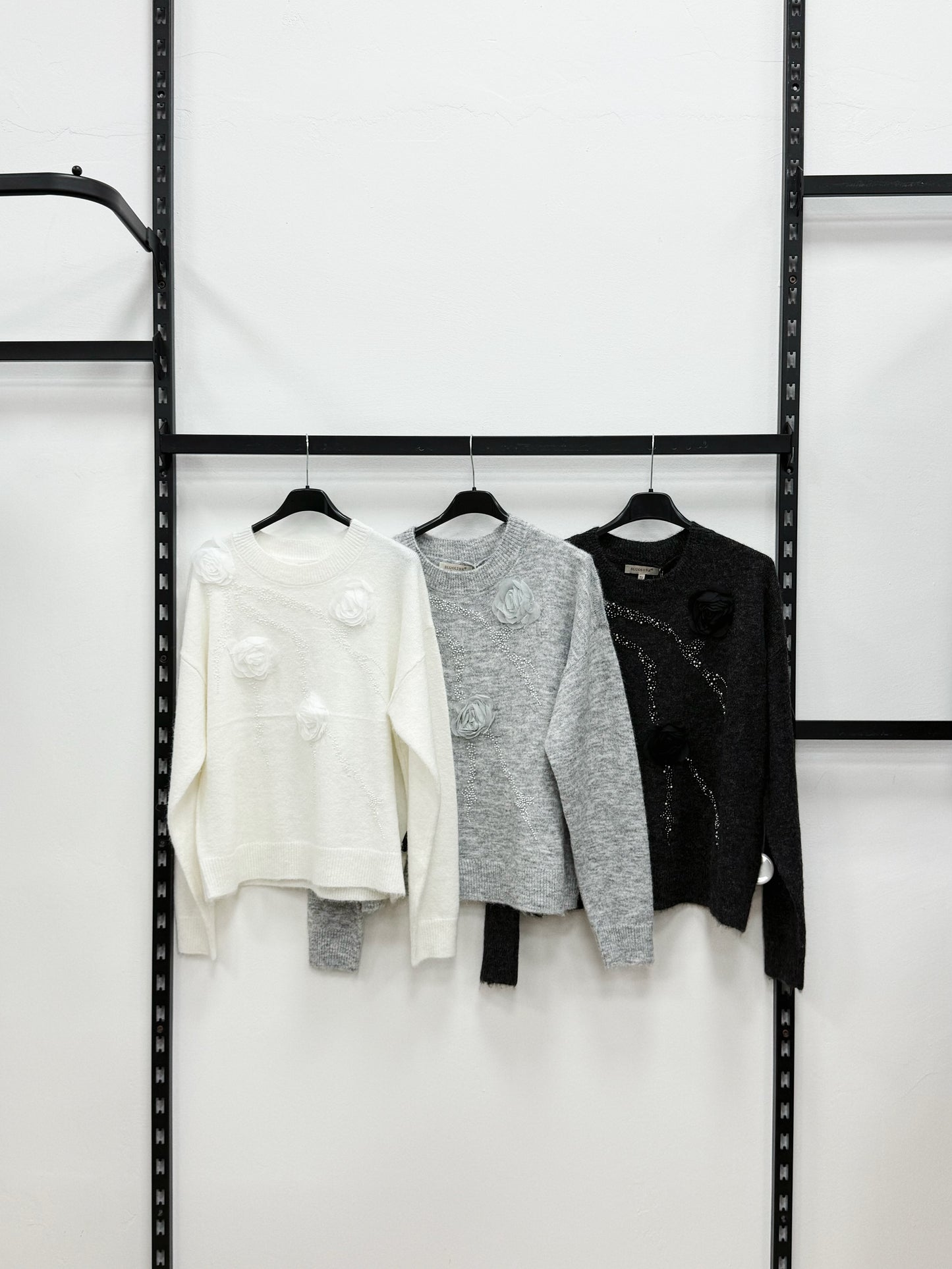 MAGLIERIA CON FIORI E PERLINE