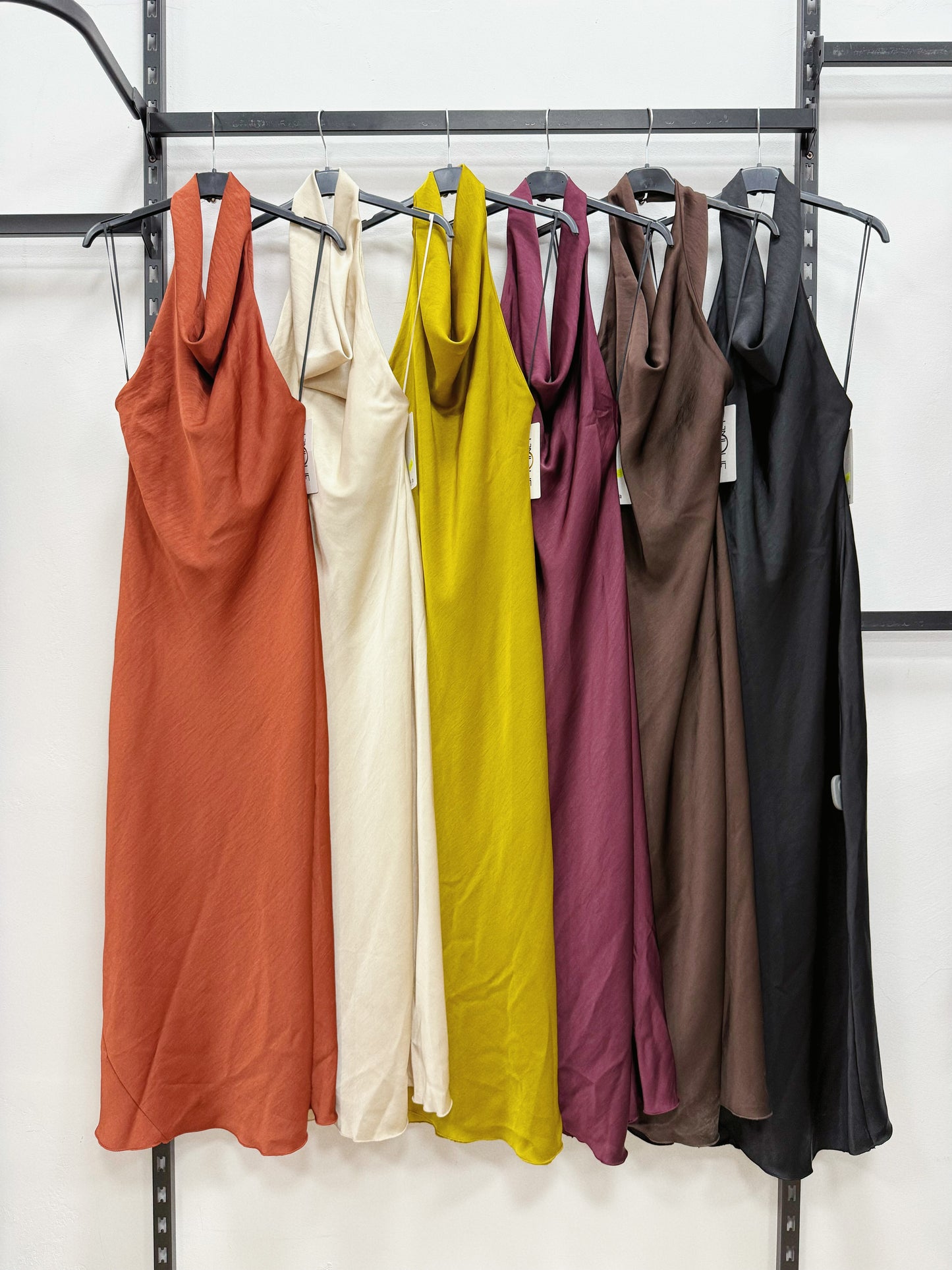 VESTITO LUNGO DI RASO A COLLO AMERICANO