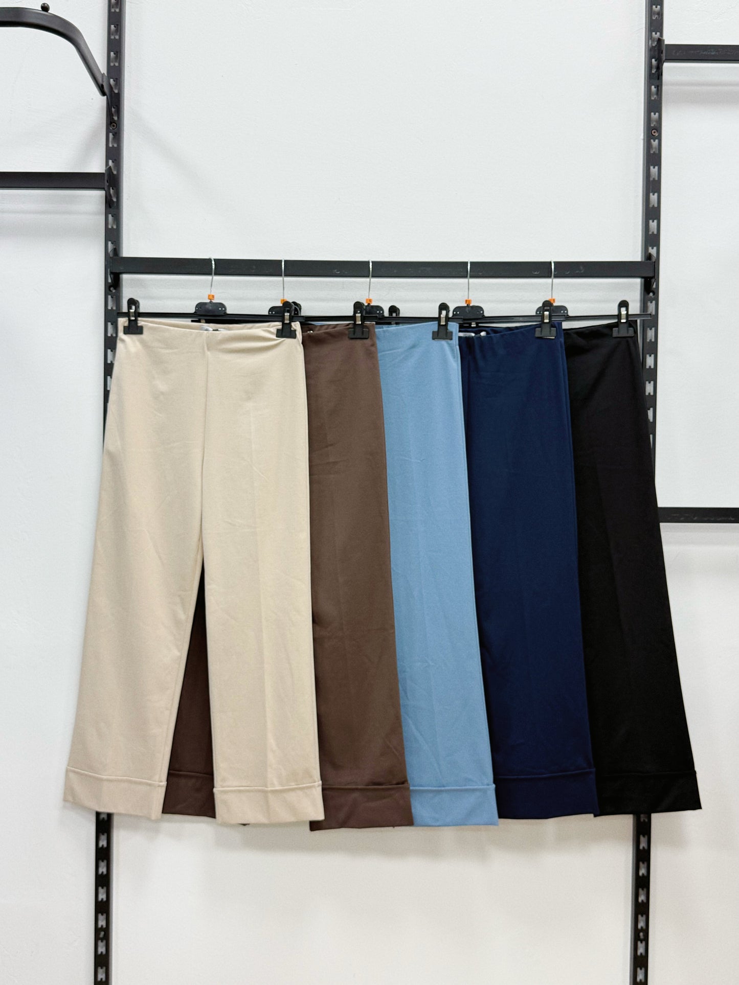 PANTALONE CON SVOLTE A GAMBA DRITTA