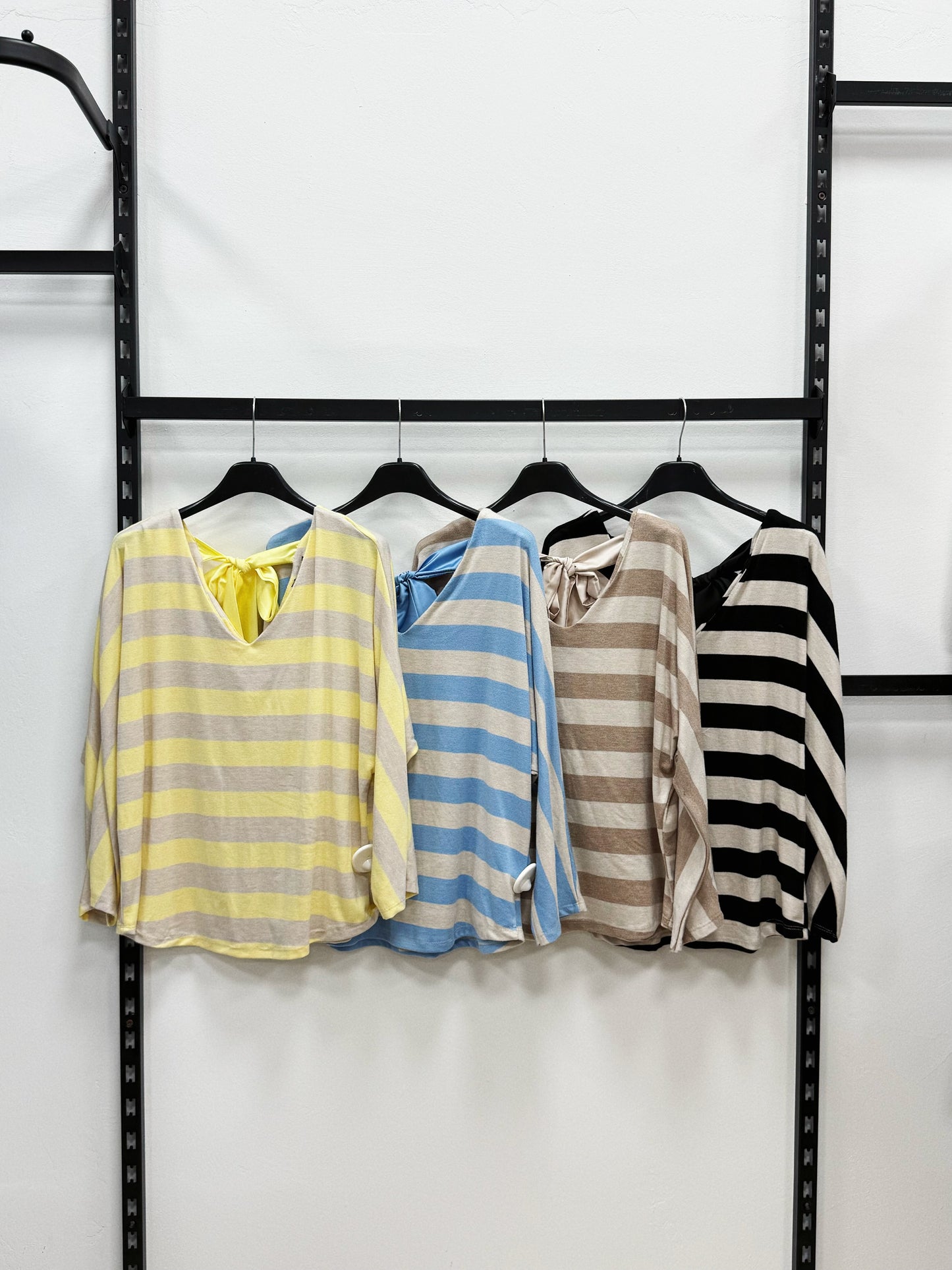 MAGLIETTA A MANICHE LUNGHE A RIGHE