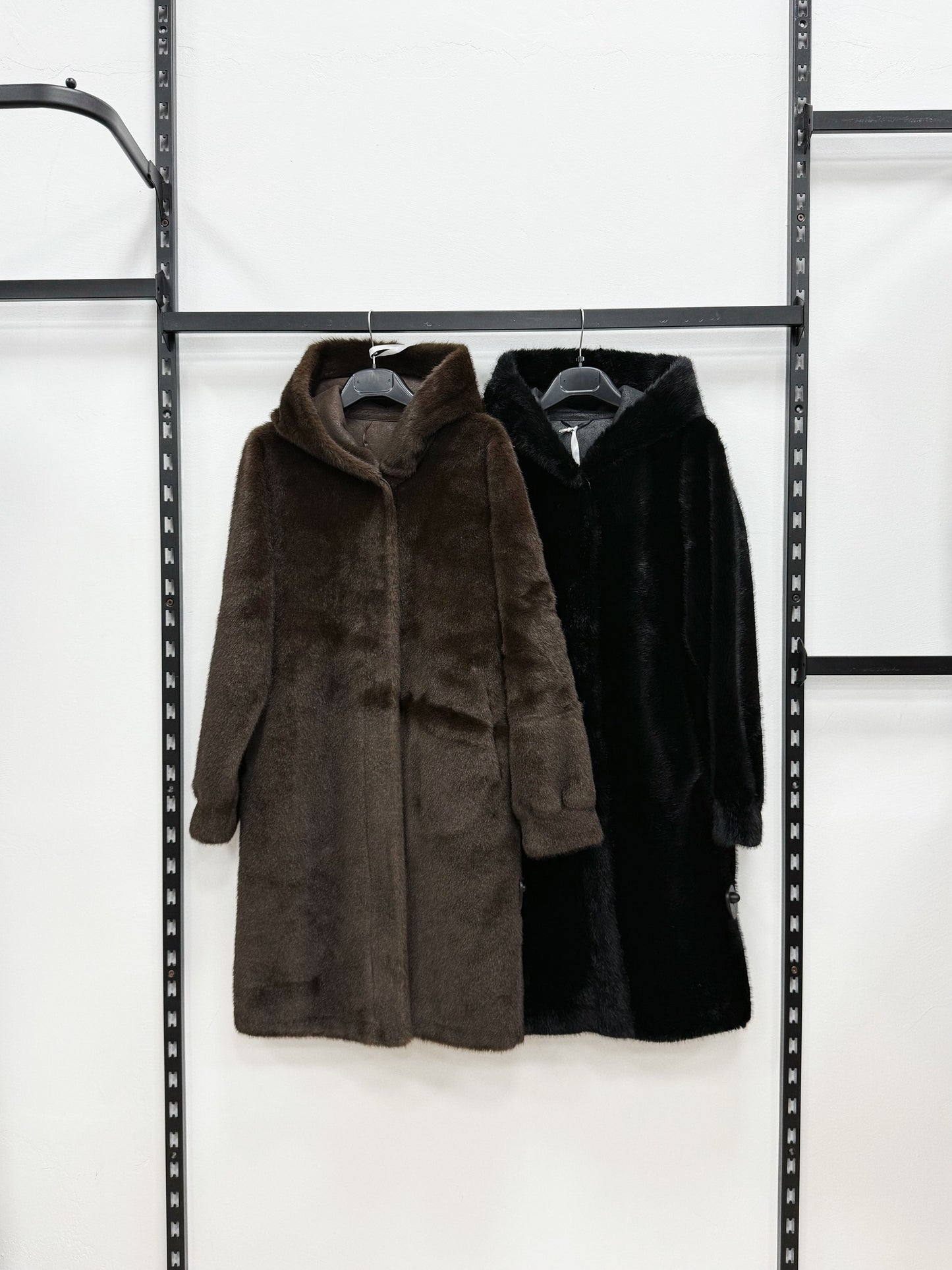 CAPPOTTO LUNGO DI ECO PELLICCIA