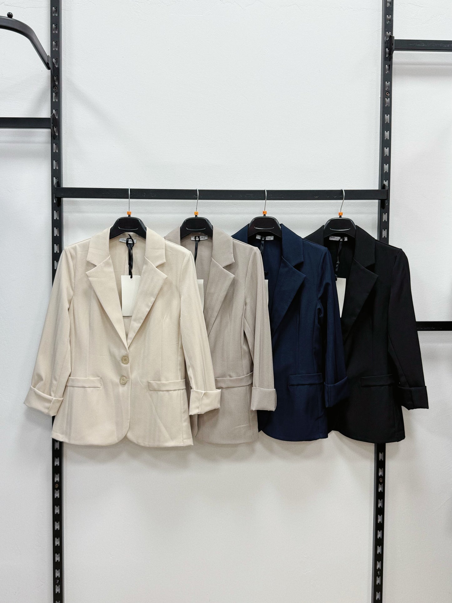 GIACCA A MANICHE LUNGHE ADERENTI CON BOTTONI