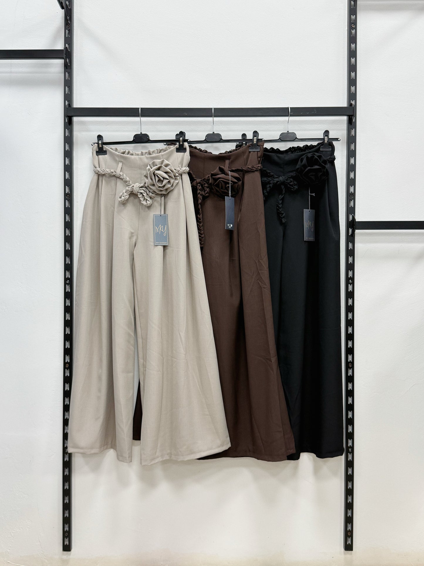PANTALONE A GONNA CON SPILLA DI FIORE
