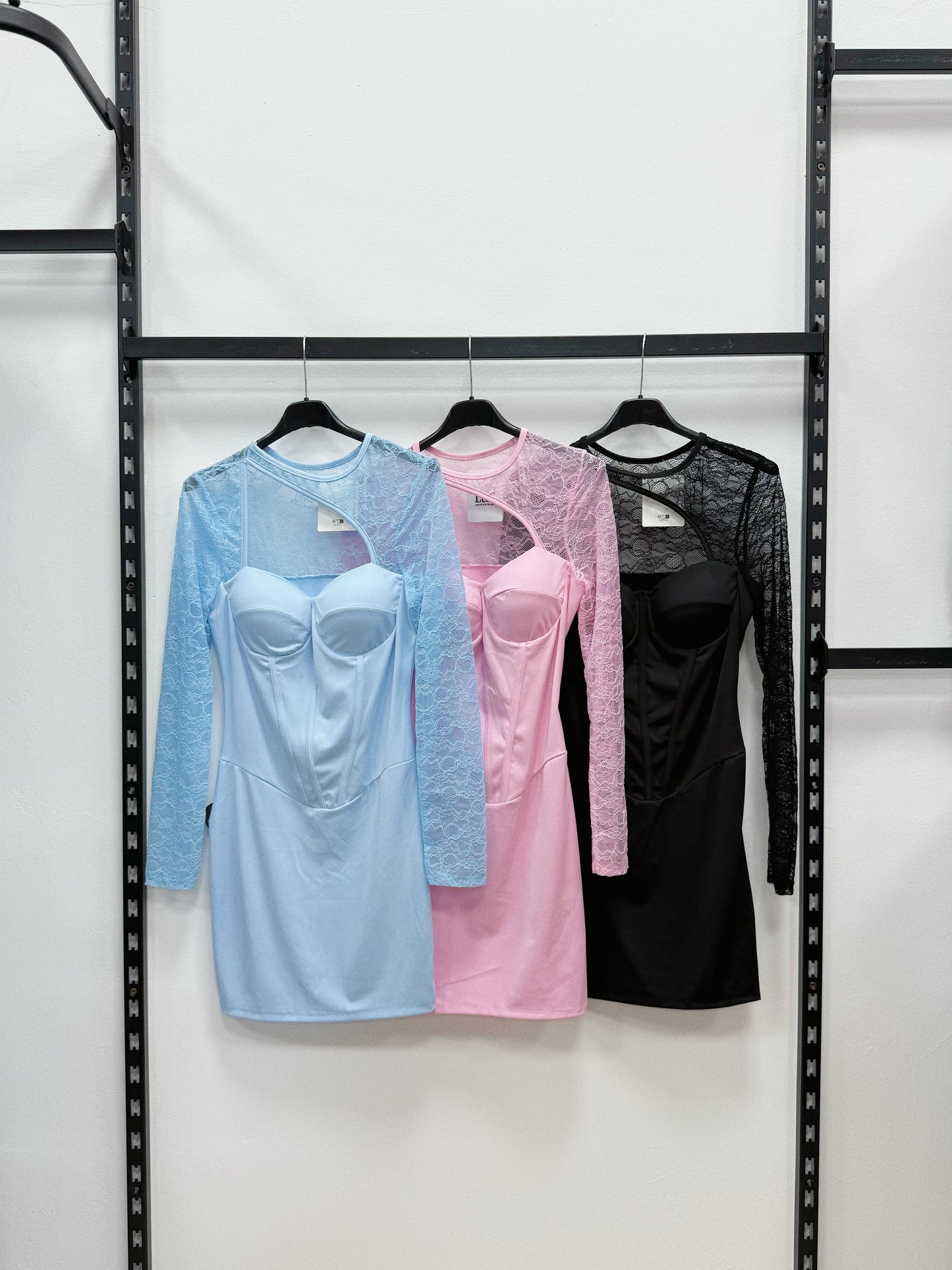 VESTITO ADERENTE A MAICHE LUNGHE IN PIZZO