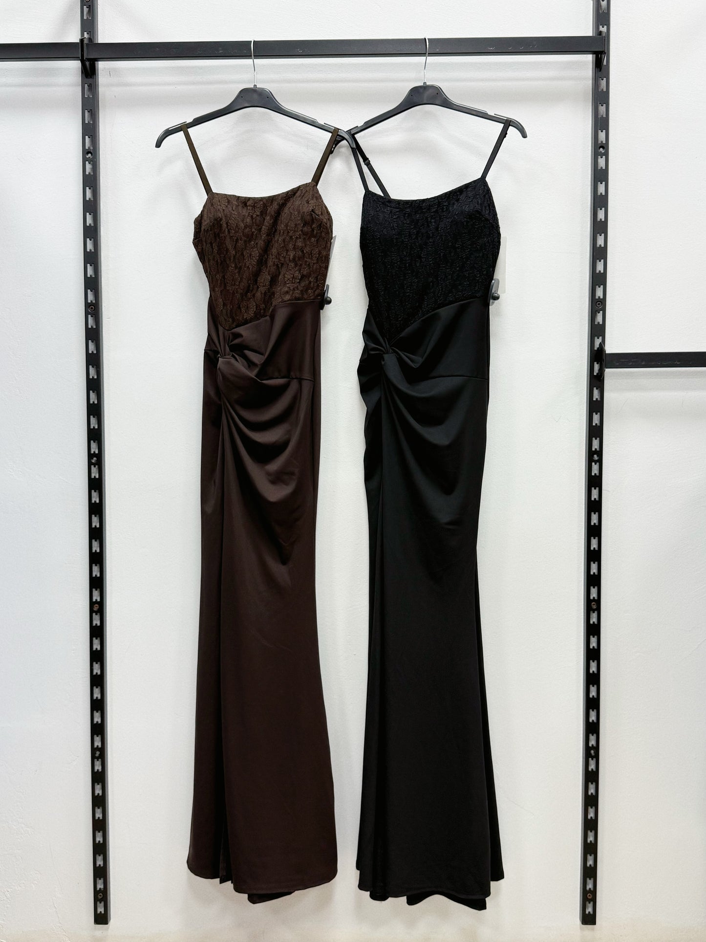 VESTITO LUNGO A BRETELLE REGOLABILI CON PIZZO