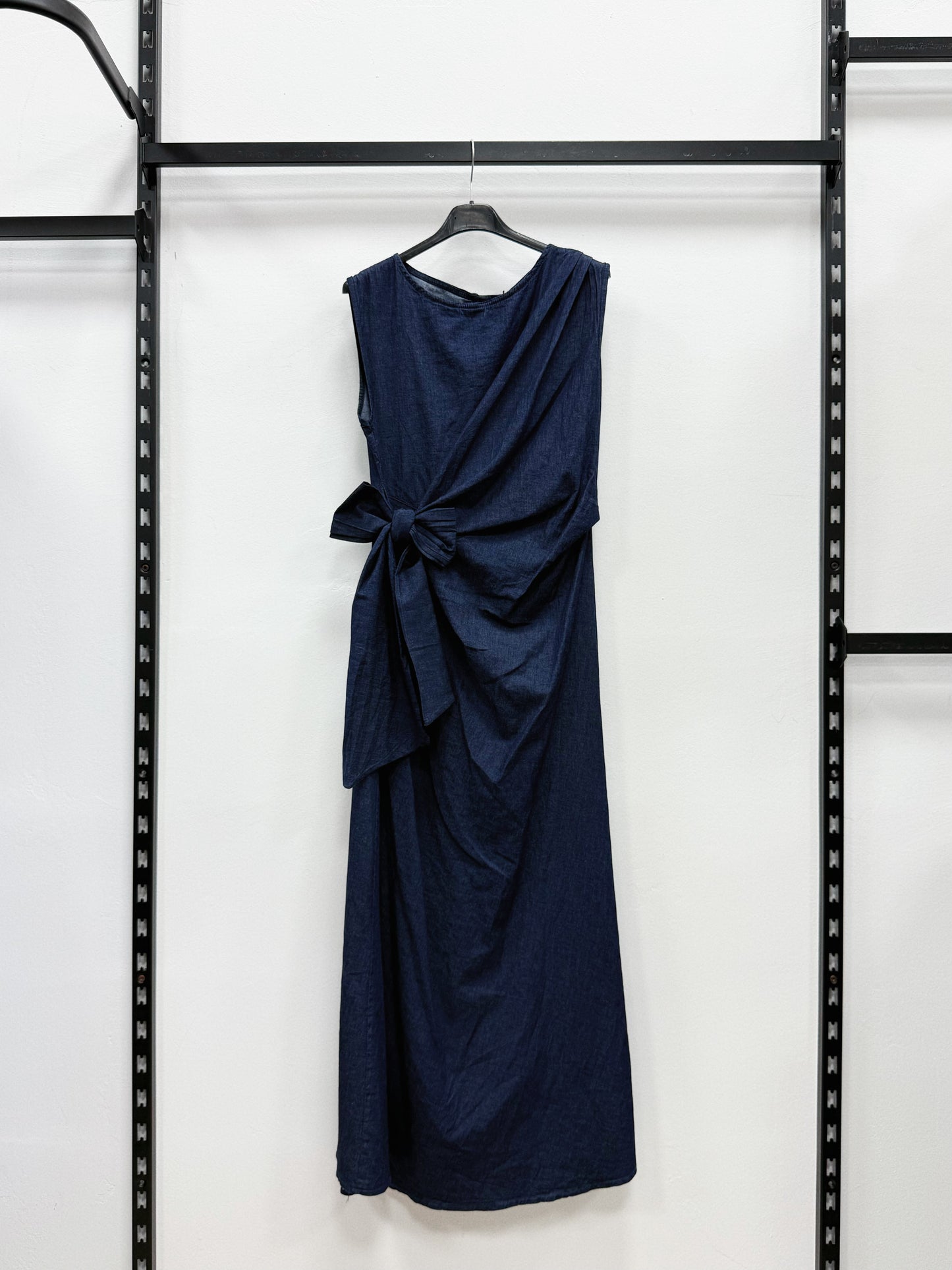 VESTITO LUNGO DI JEANS DI LATO LACCIATO