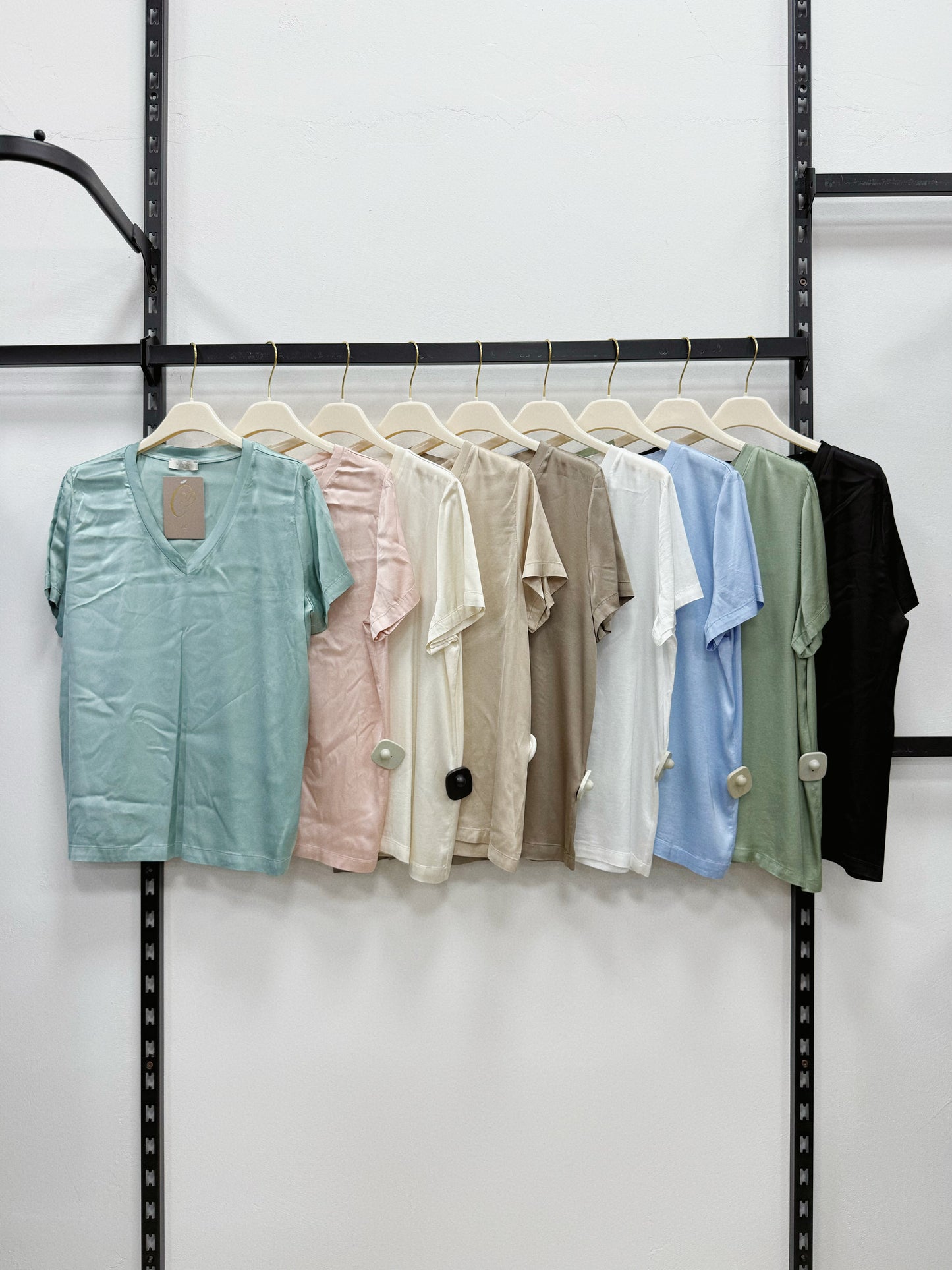 T-SHIRT DI RASO BASIC A SCOLLO V