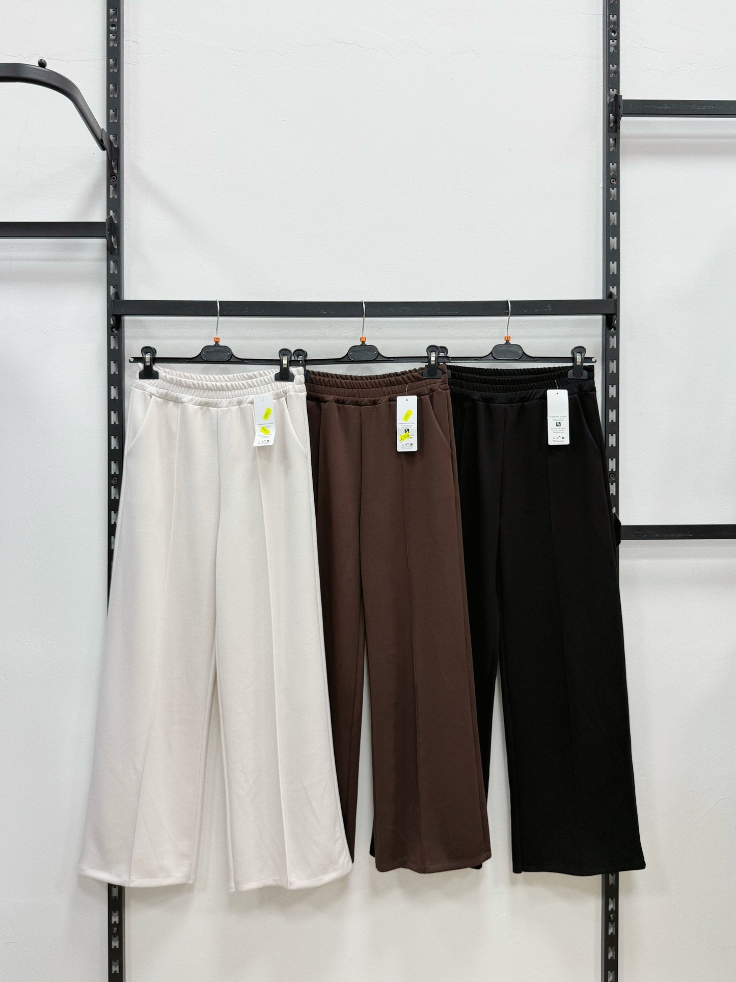 PANTALONE A GAMBE LARGHE E DRITTA