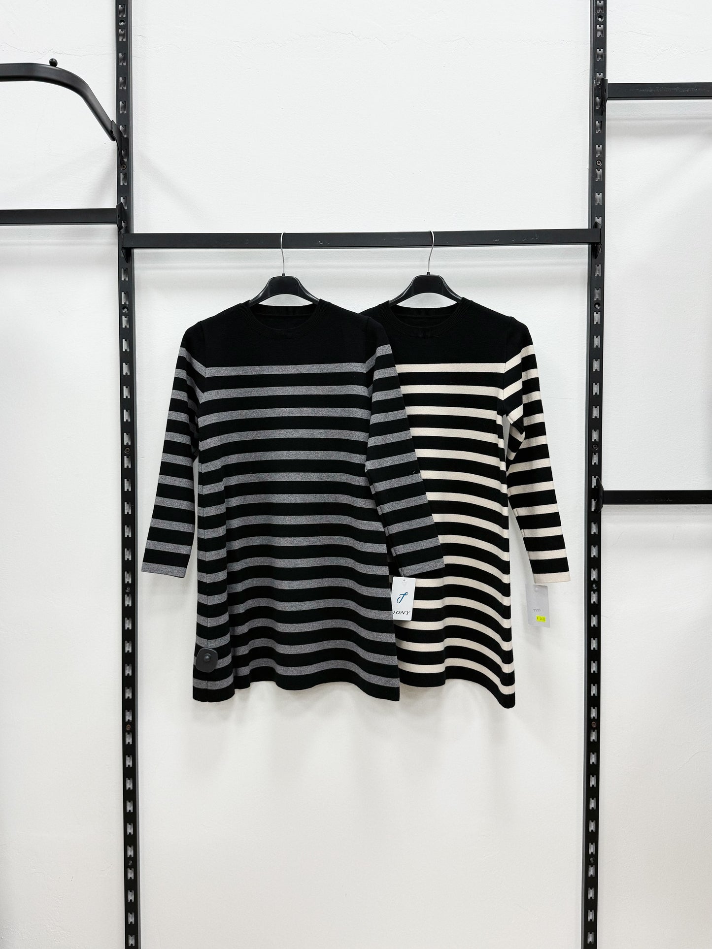 VESTITO DI MAGLIERIA A RIGHE A MANICHE LUNGHE