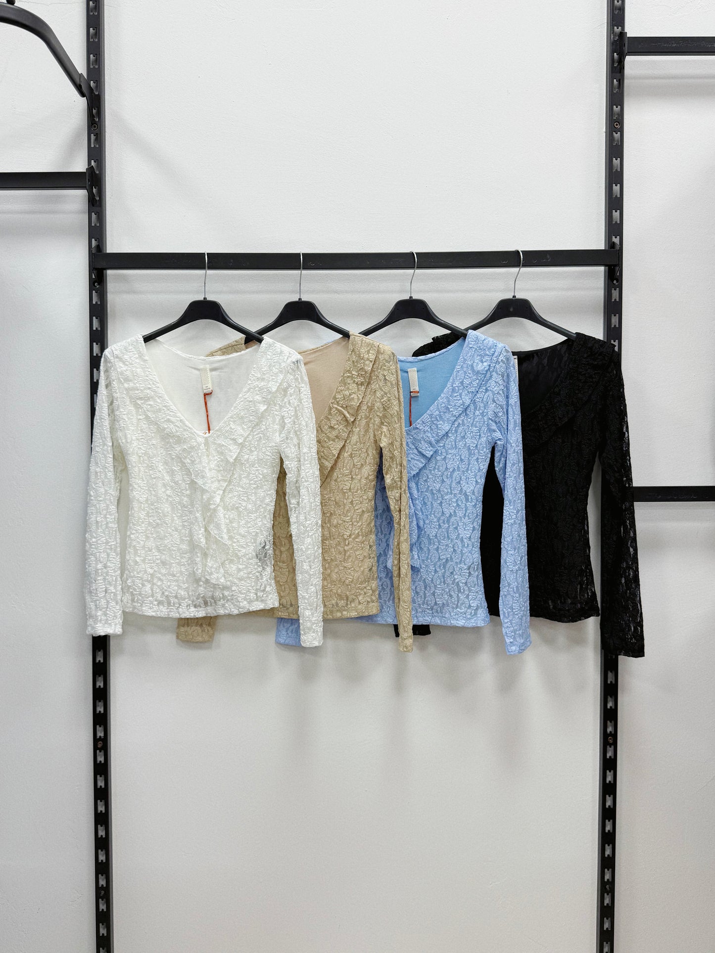 MAGLIETTA SCOLLO V A MANICHE LUNGHE DI PIZZO