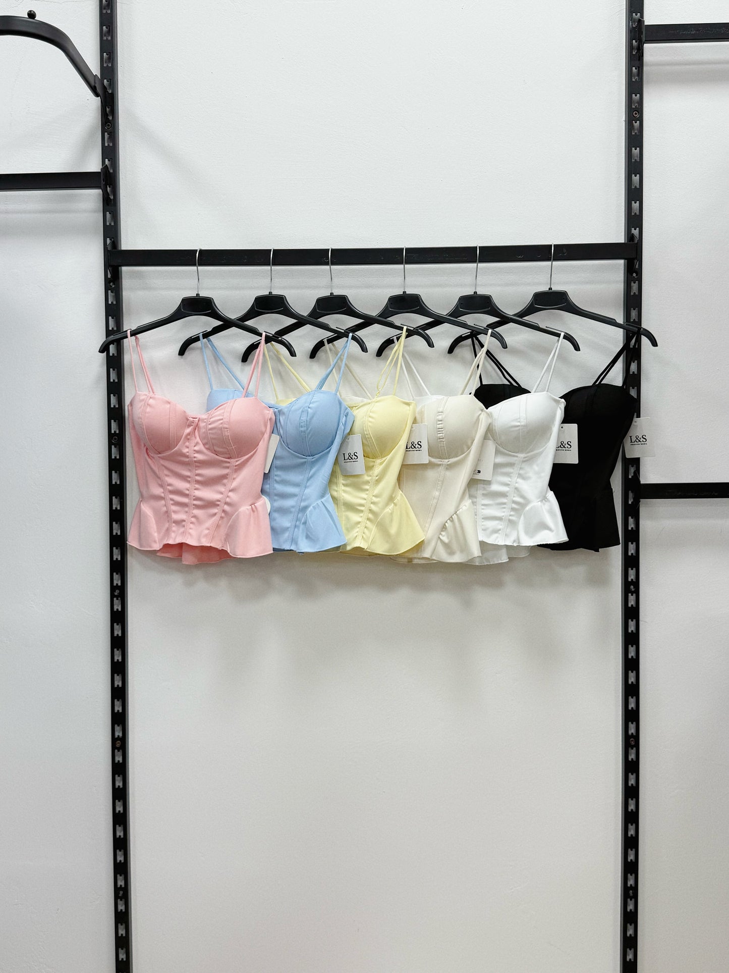 TOP CORTA A BRETELLE CON COPPA