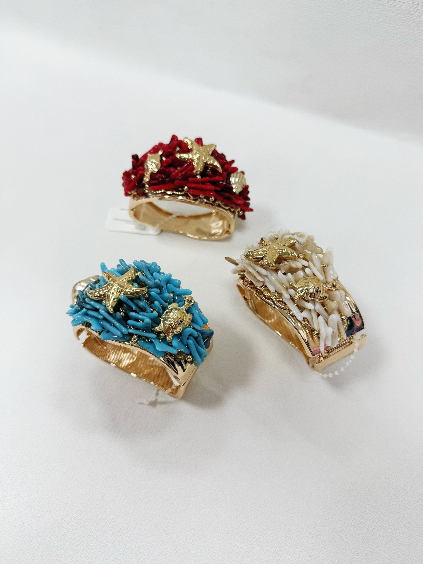 BRACCIALETTI IN CORALLO CON METALLO FORME DI CONCHIGLIE