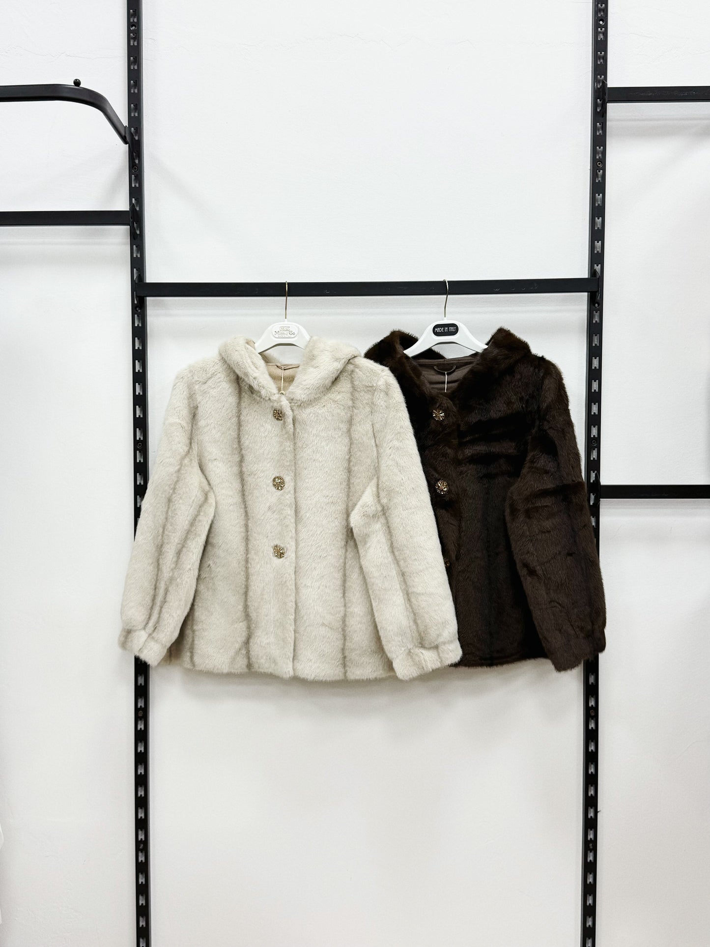 ECO PELLICCIA CORTA CON CAPPUCCIO CON BOTTONI IN GIOIELLI