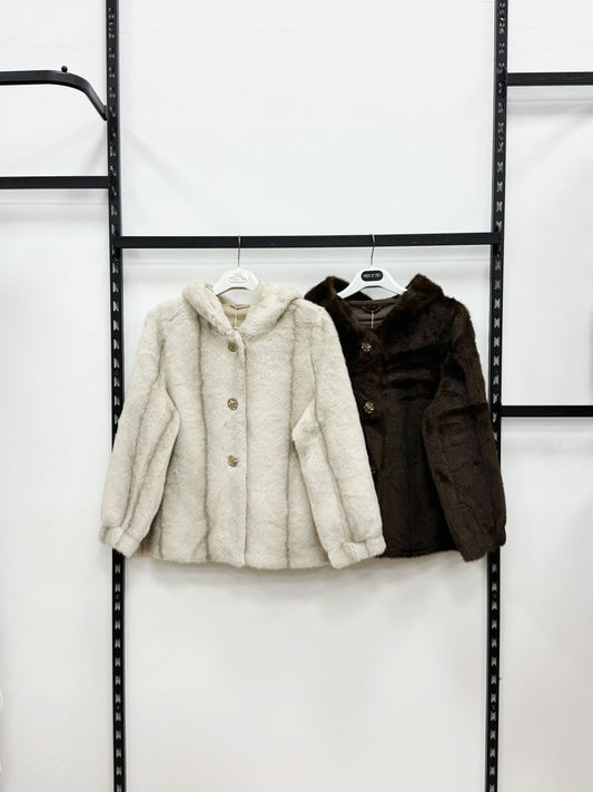 ECO PELLICCIA CORTA CON CAPPUCCIO CON BOTTONI IN GIOIELLI