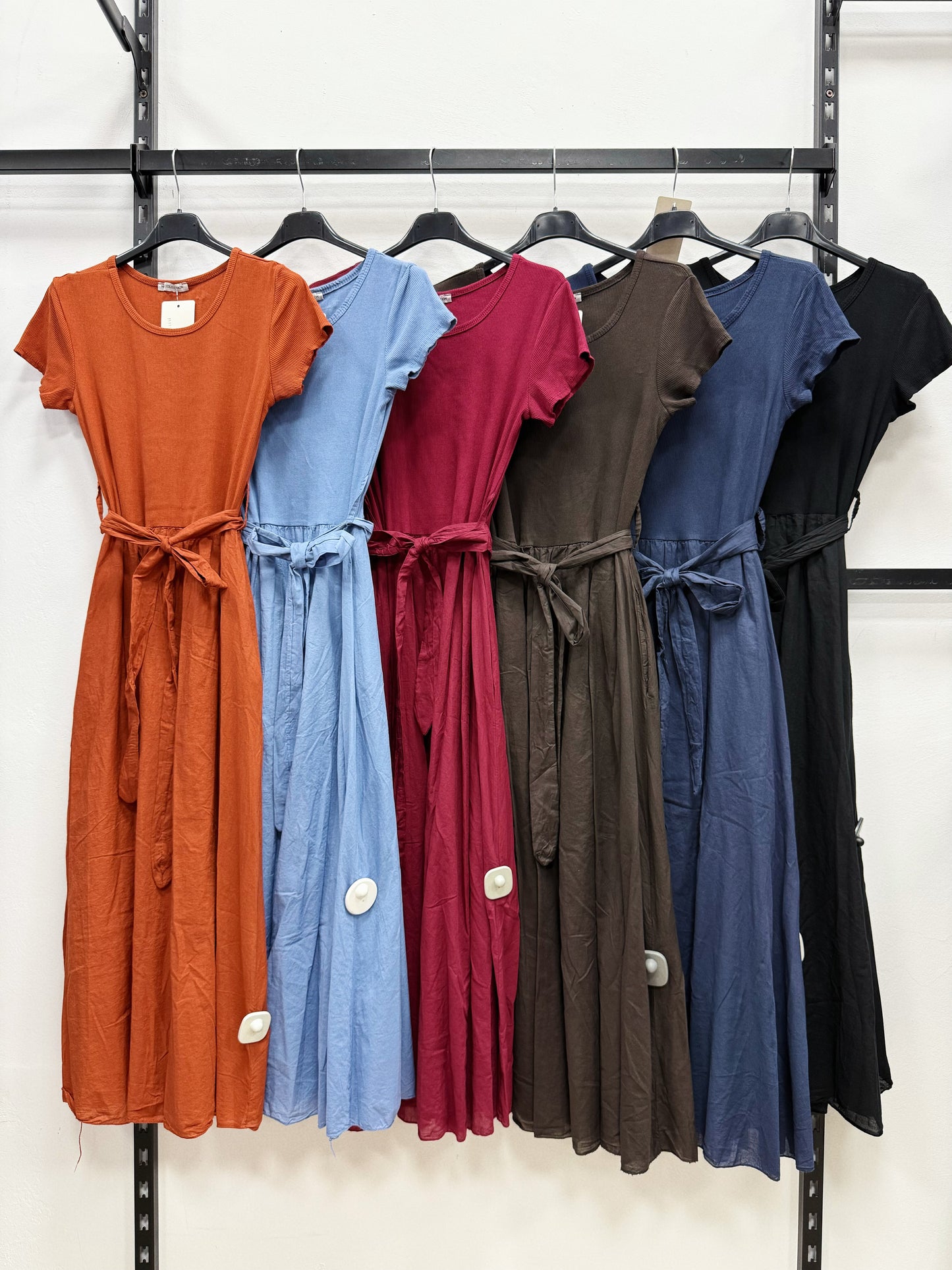 VESTITO LUNGO A MANICHE CORTE
