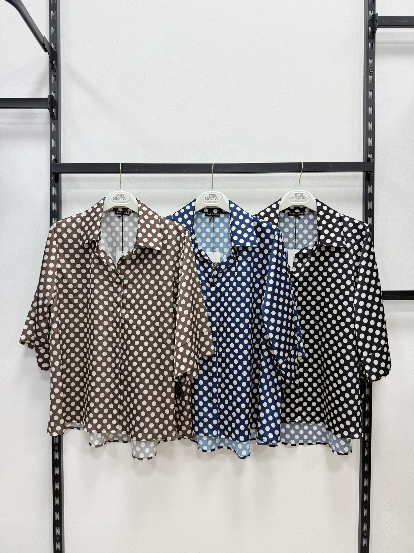 CAMICIA DI RASO A POIS A MEZZA MANICHE TAGLIA CURVA