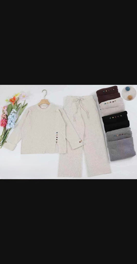 SET DI LANA MAGLIERIA CON BOTTONI COLORATI A COSTINE E PANTALONE A GAMBE LARGHE A COSTINE