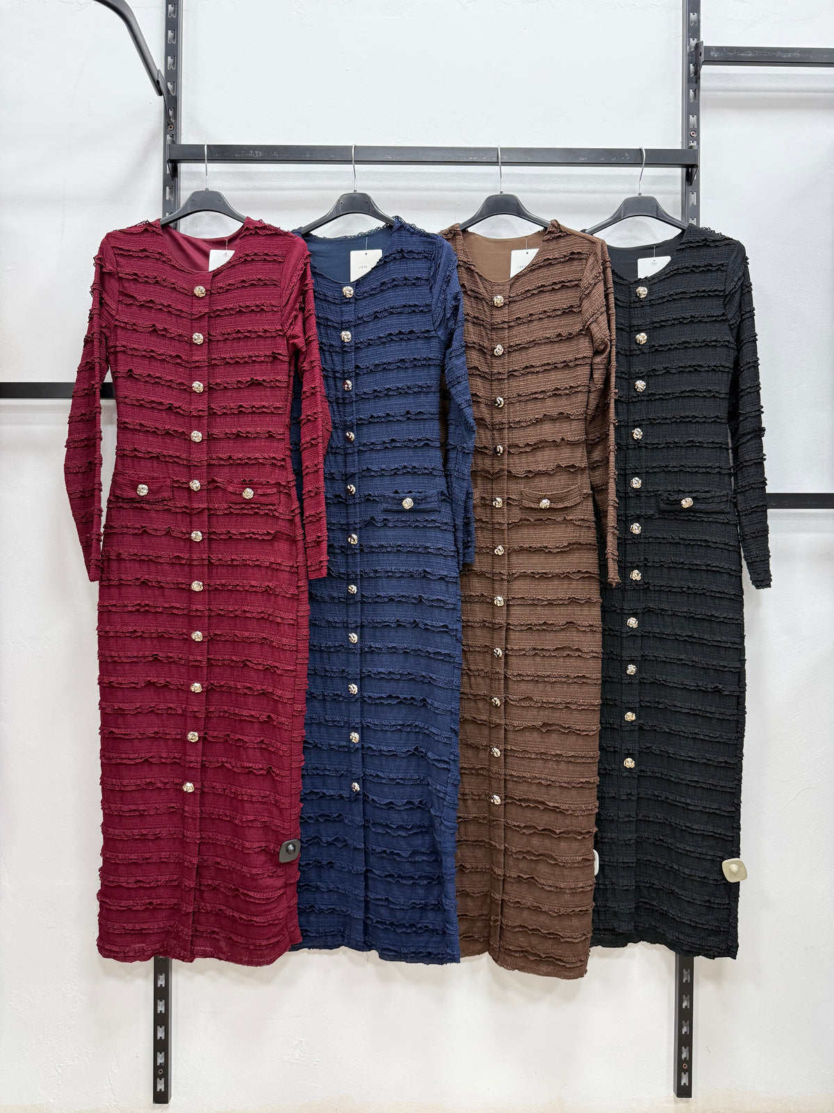 VESTITO LUNGO A MANICHE LUNGHE CON BOTTONI DORATI