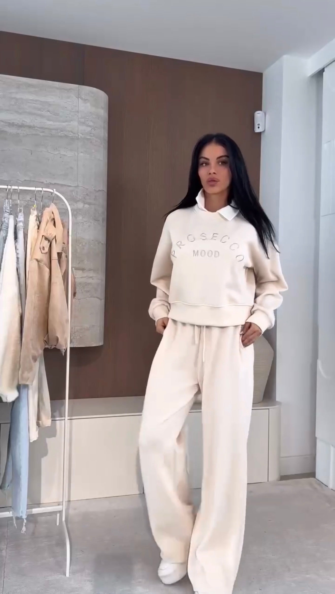 TUTA COMPLETA FELPA CON COLLETTO E PANTALONE A PALAZZO