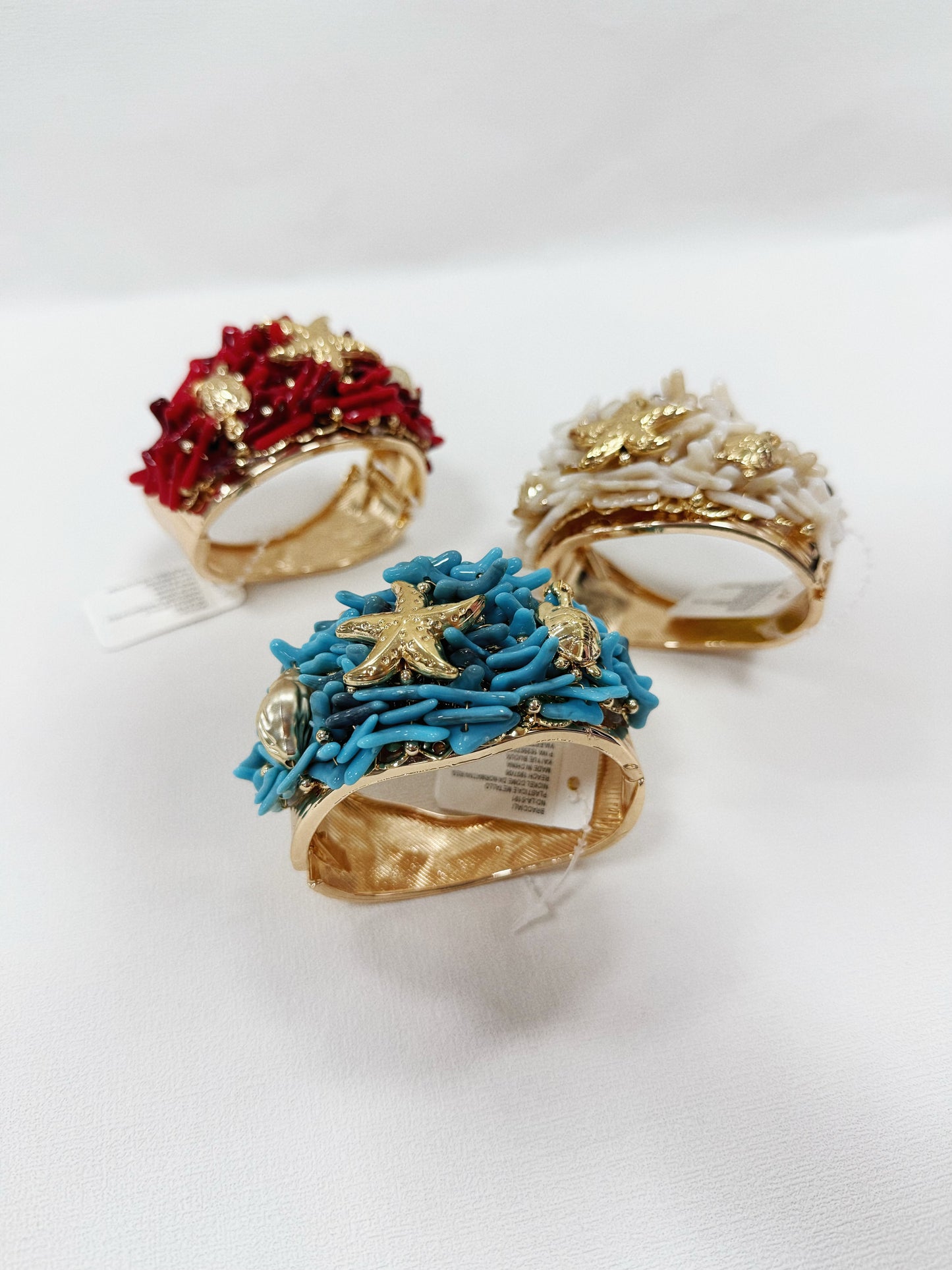 BRACCIALETTI IN CORALLO CON METALLO FORME DI CONCHIGLIE