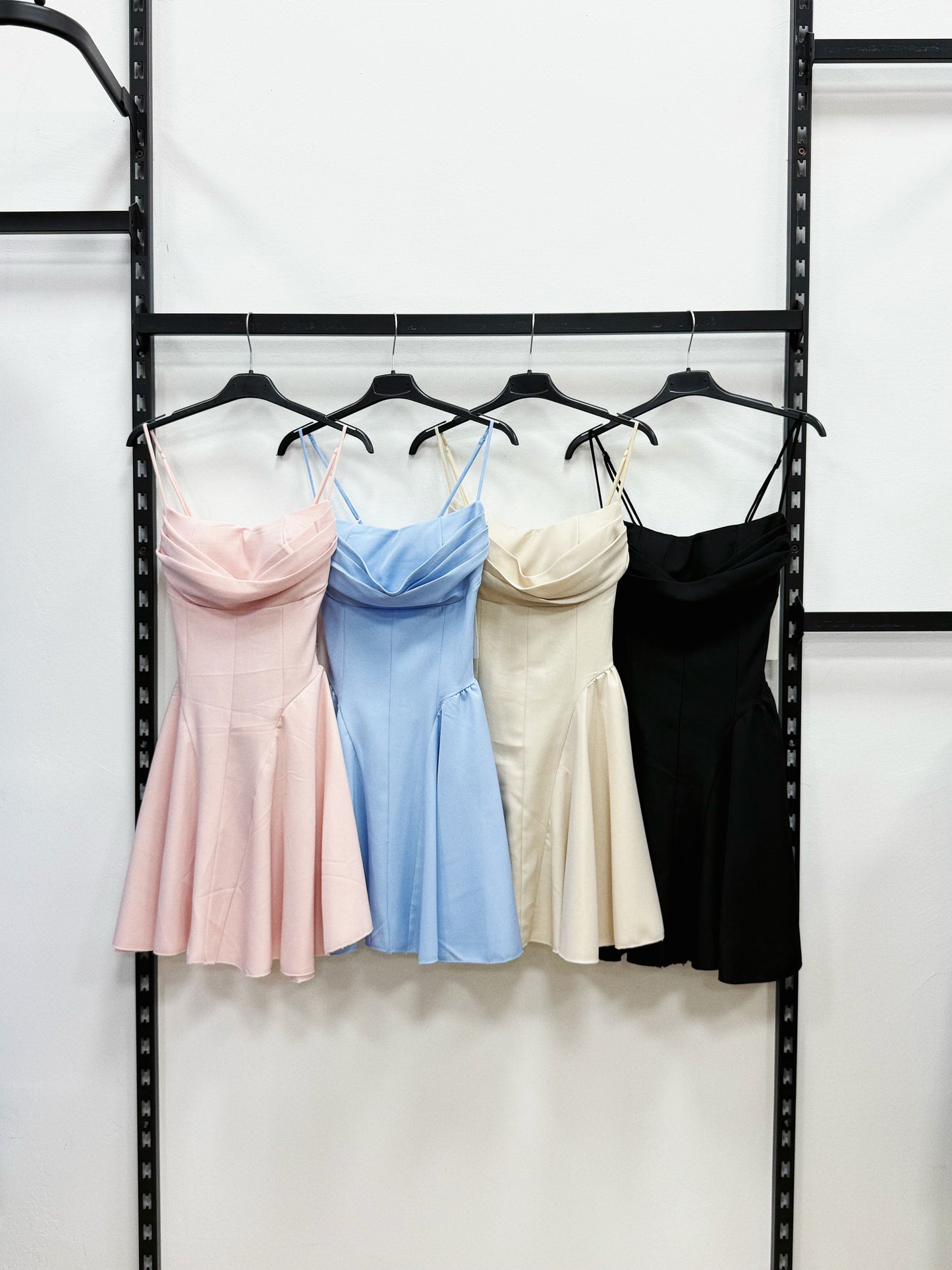 VESTITO CORTO A BRETELLE REGOLABILI SVASATE