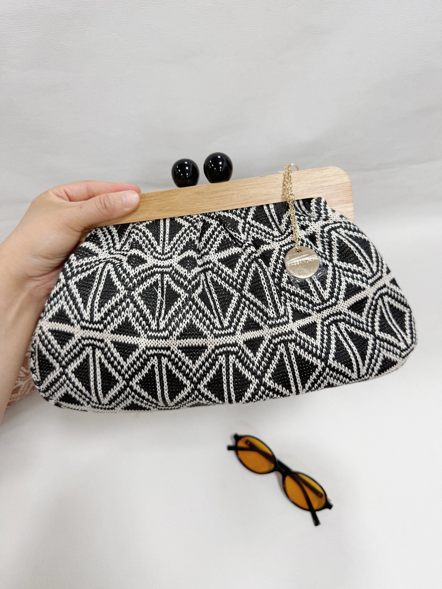 BORSA A TRECCIATO GEOMETRIA A MANIGLIA DI LEGNO CON TRACOLLA  DI CATENA