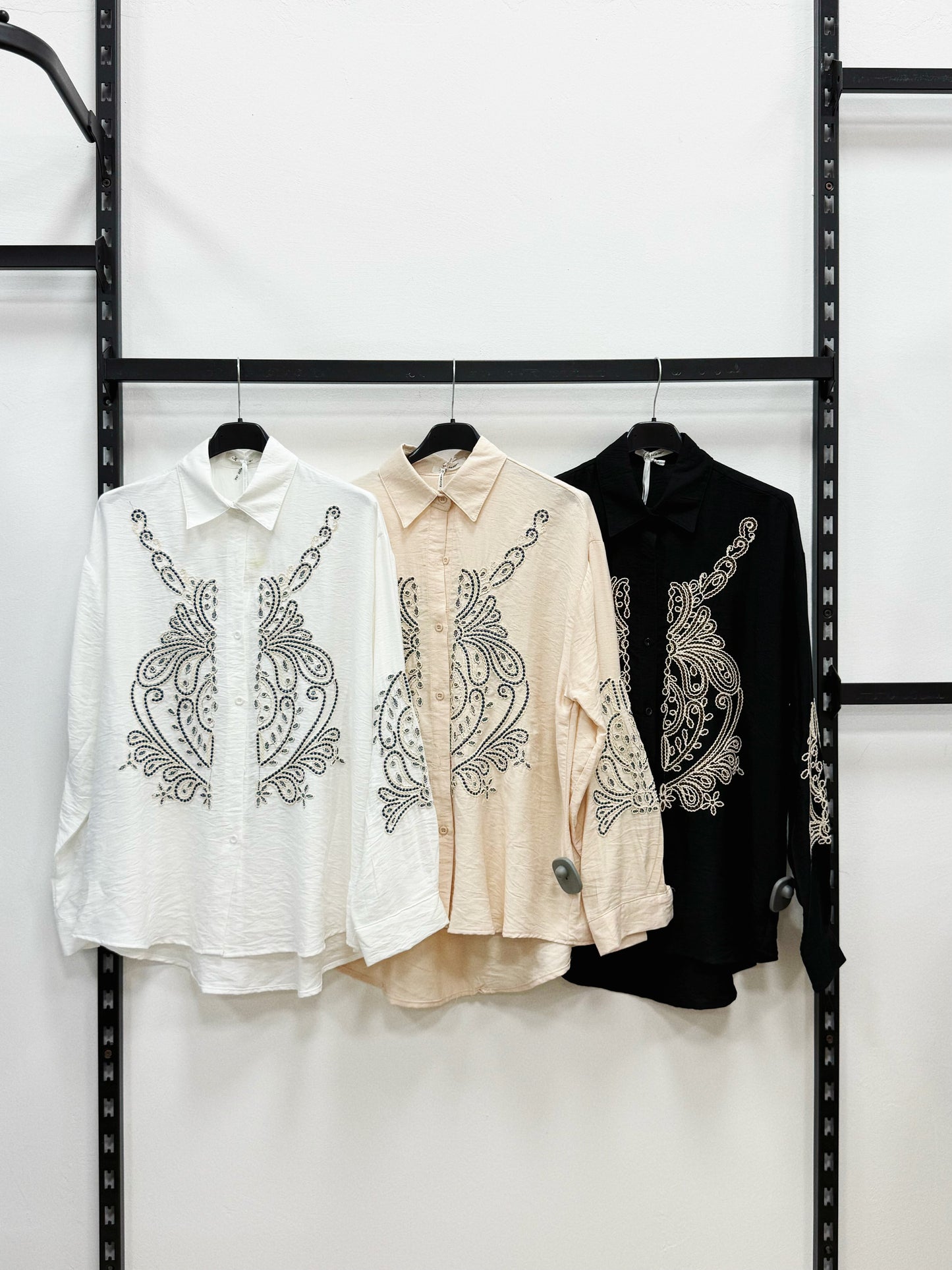 CAMICIA CON DISEGNI RICAMATA