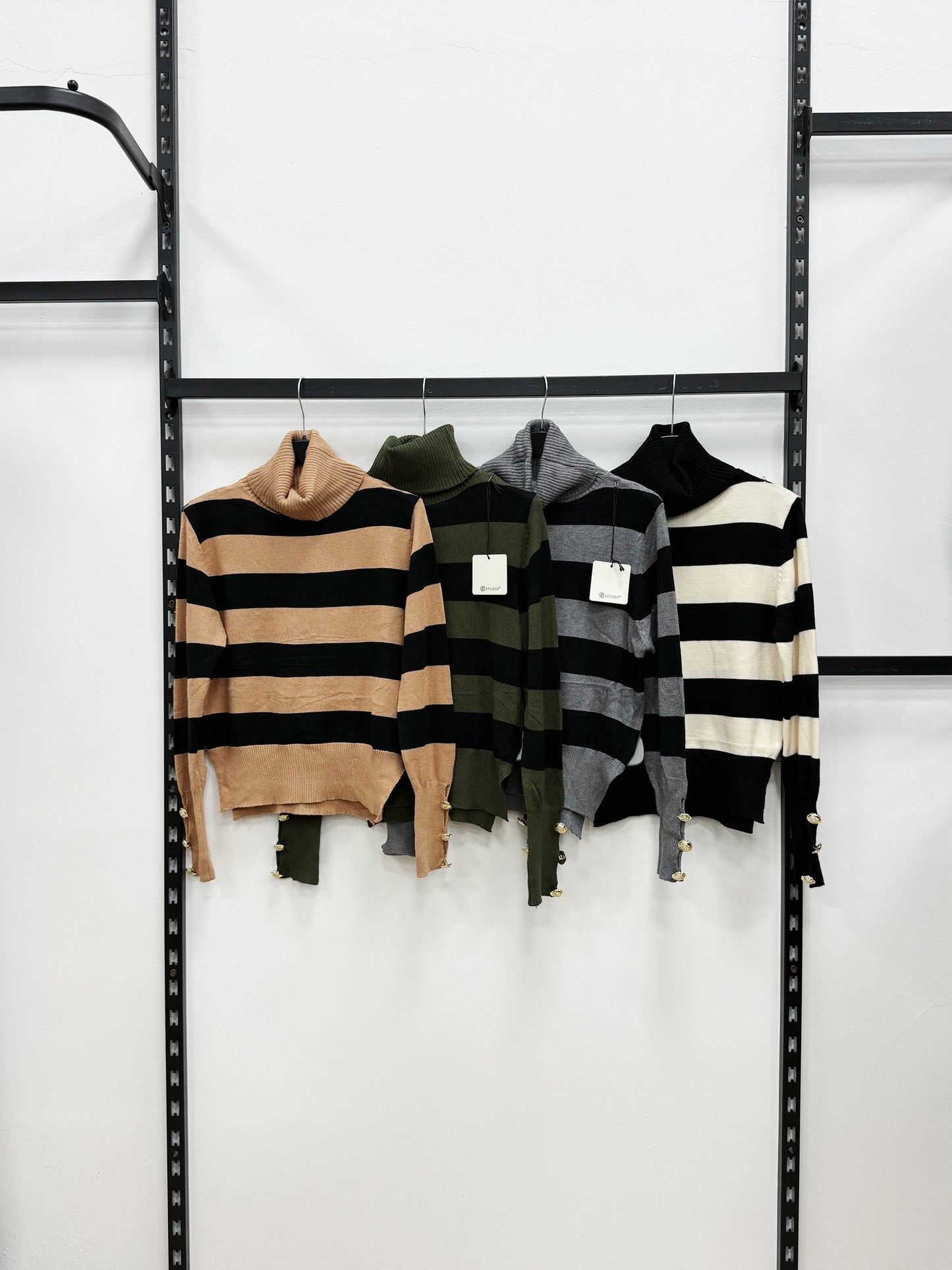 MAGLIERIA A DOLCEVITA A RIGHE SUL POLSINO CON BOTTONI DORATI