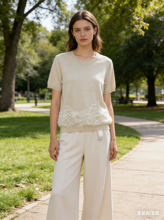 MAGLIETTA DI VISCOSA A MANICHE CORTE CON RICAMATO