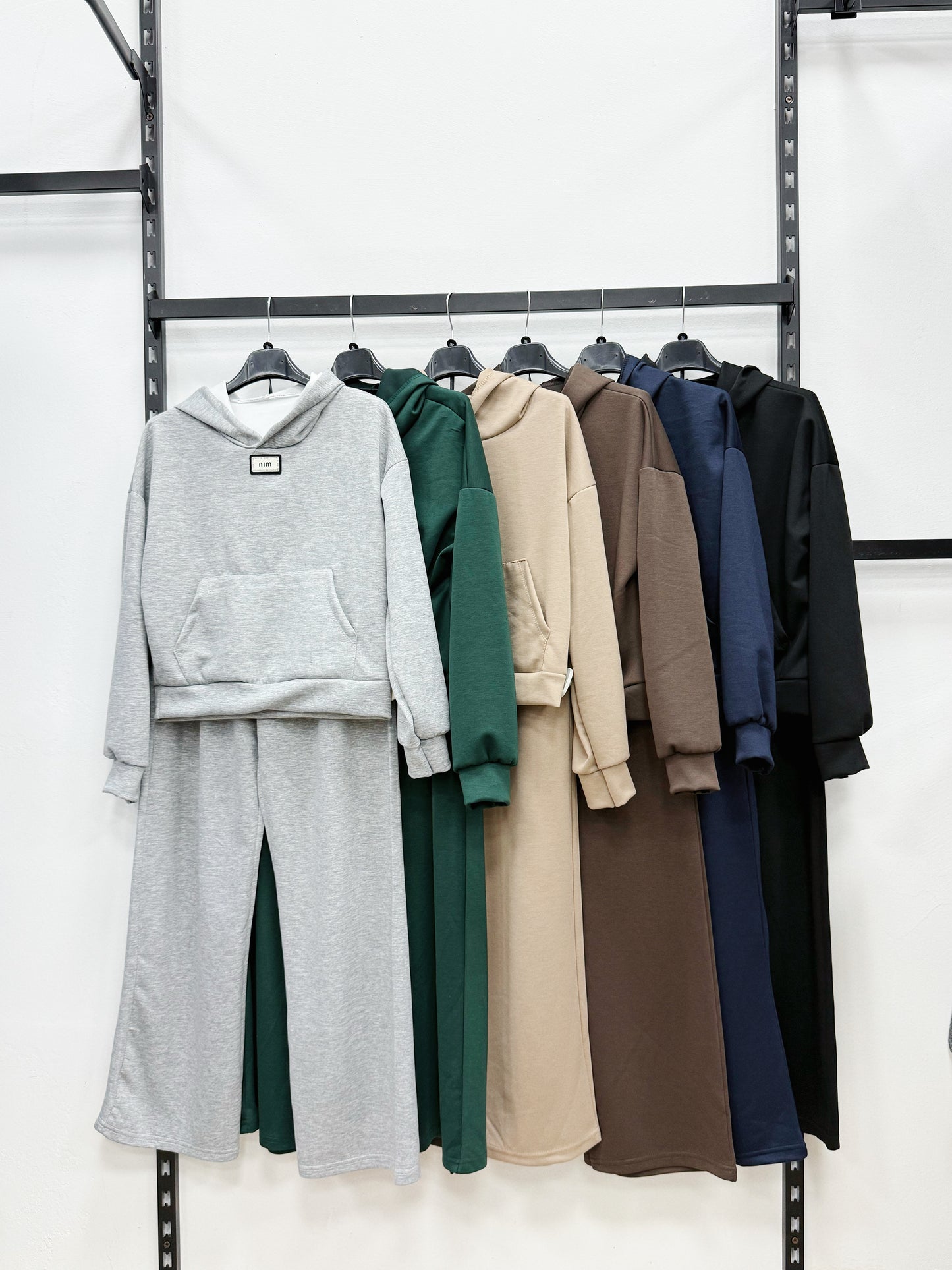 TUTA COMPLETA FELPA CON CAPPUCCIO MIU E PANTALONE A GAMBE LARGHE E DRITTO