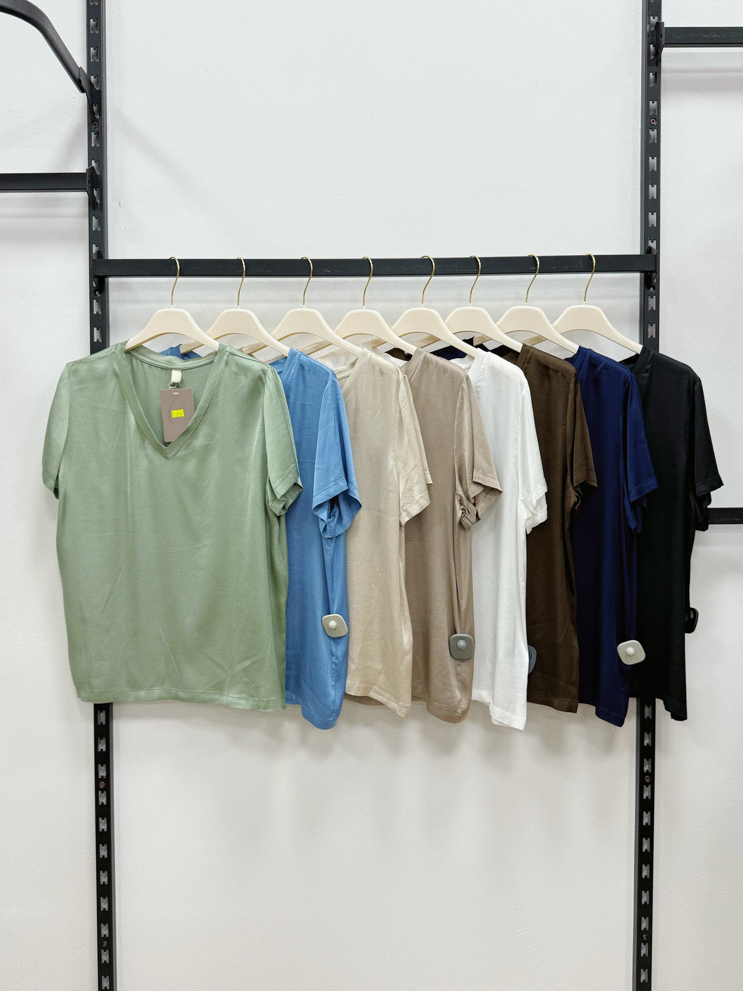 T-SHIRT DI RASO BASIC A SCOLLO V